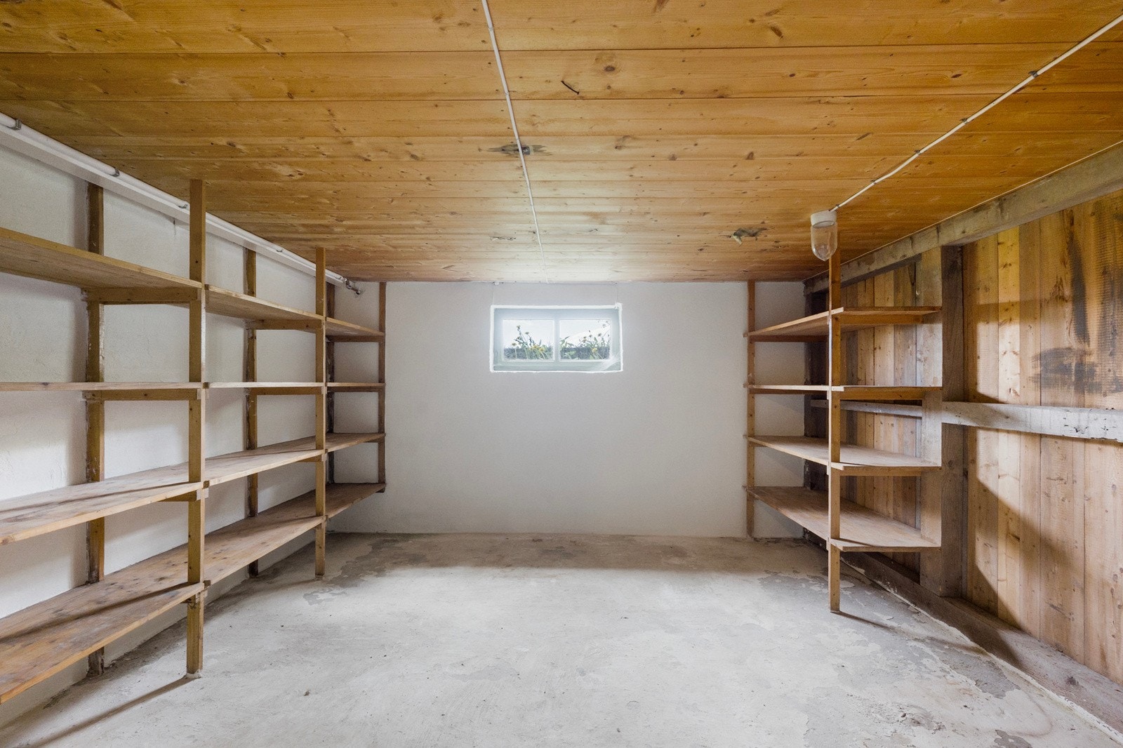 Et blankt lerret for hobbyverksted, treningsstudio, vinrom eller kanskje en egen hjemmekino. Galleribilde