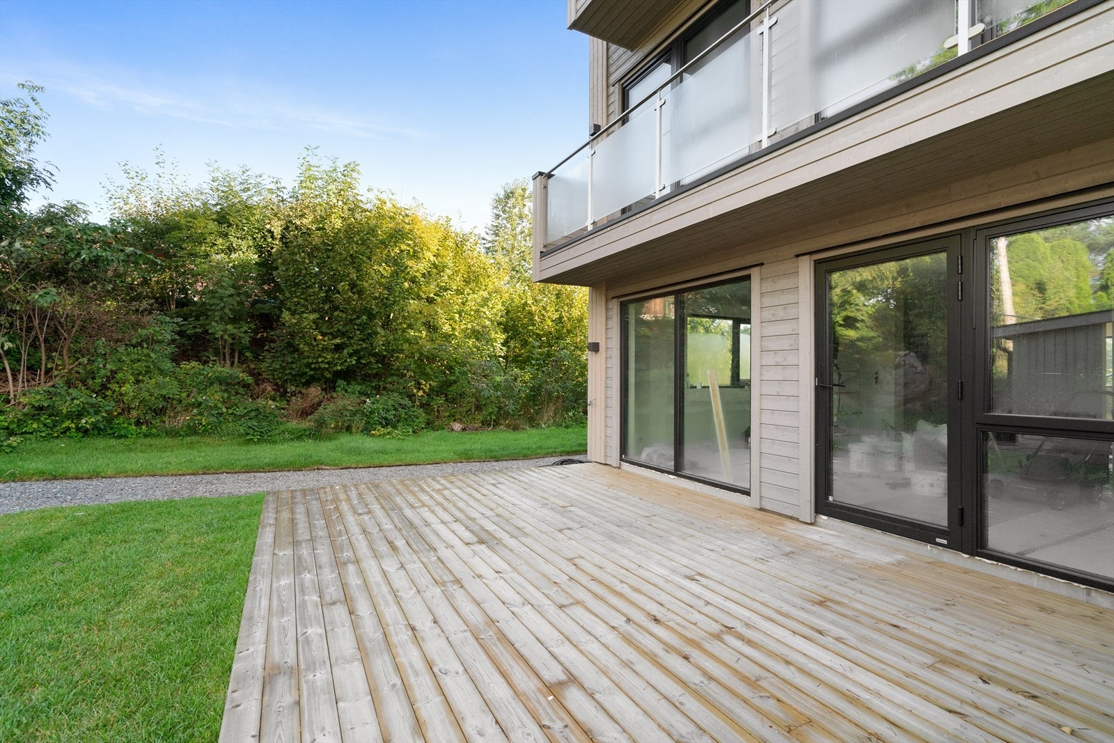 På terrassen er det god plass til utemøblement, grill og beplantning. Galleribilde