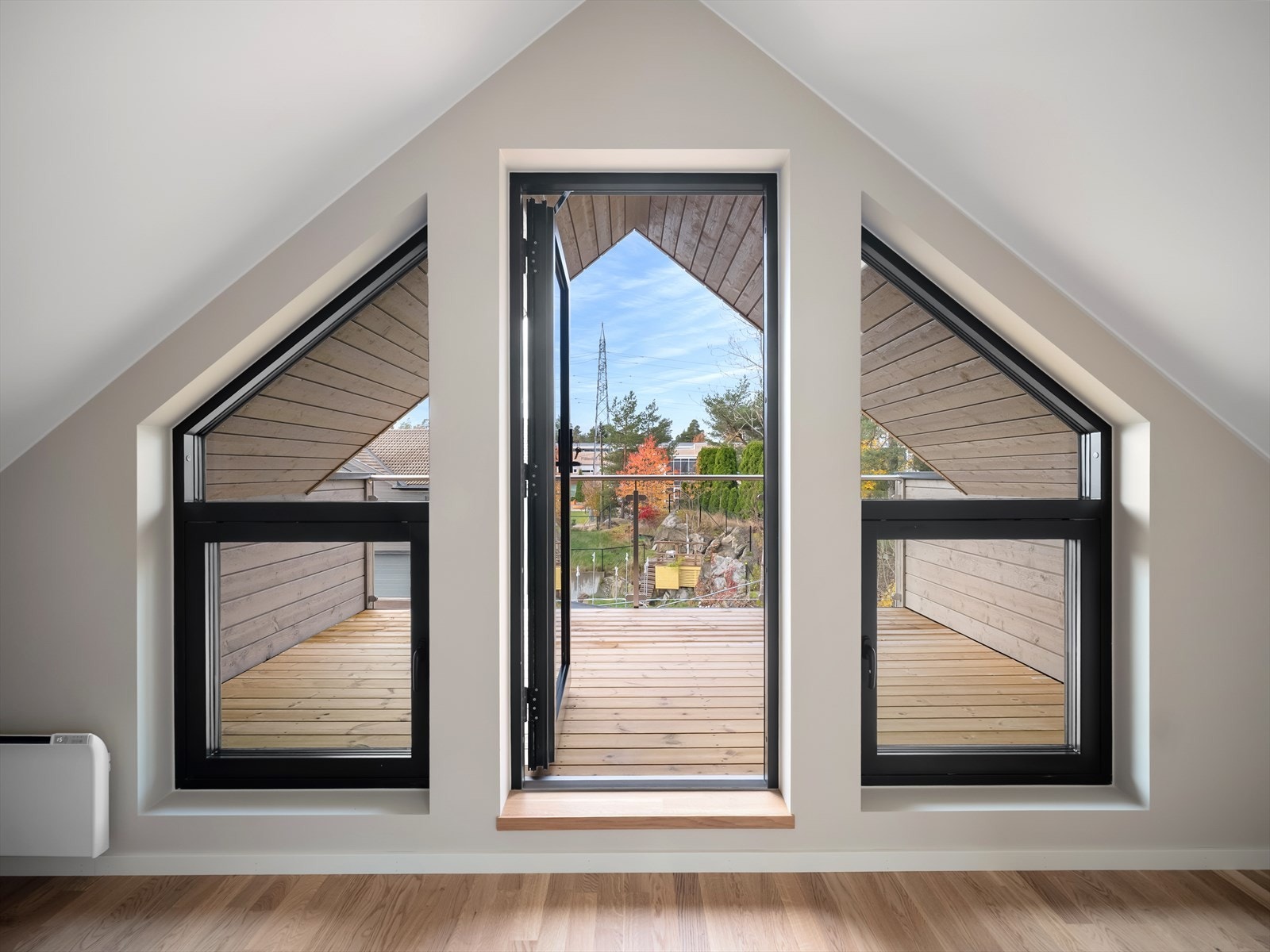 Soverommet i 3. etasje har god plass til dobbeltseng, nattbord og skap. Galleribilde