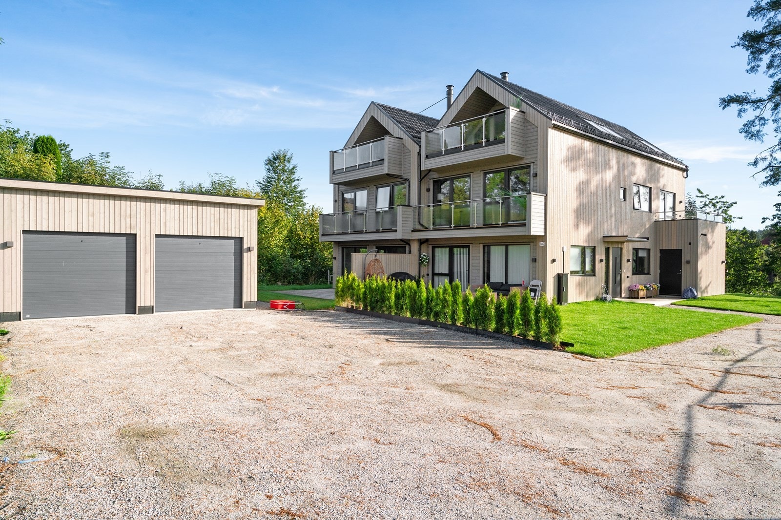 Det medfølger garasjeplass og biloppstillingsplass på tomten. Galleribilde