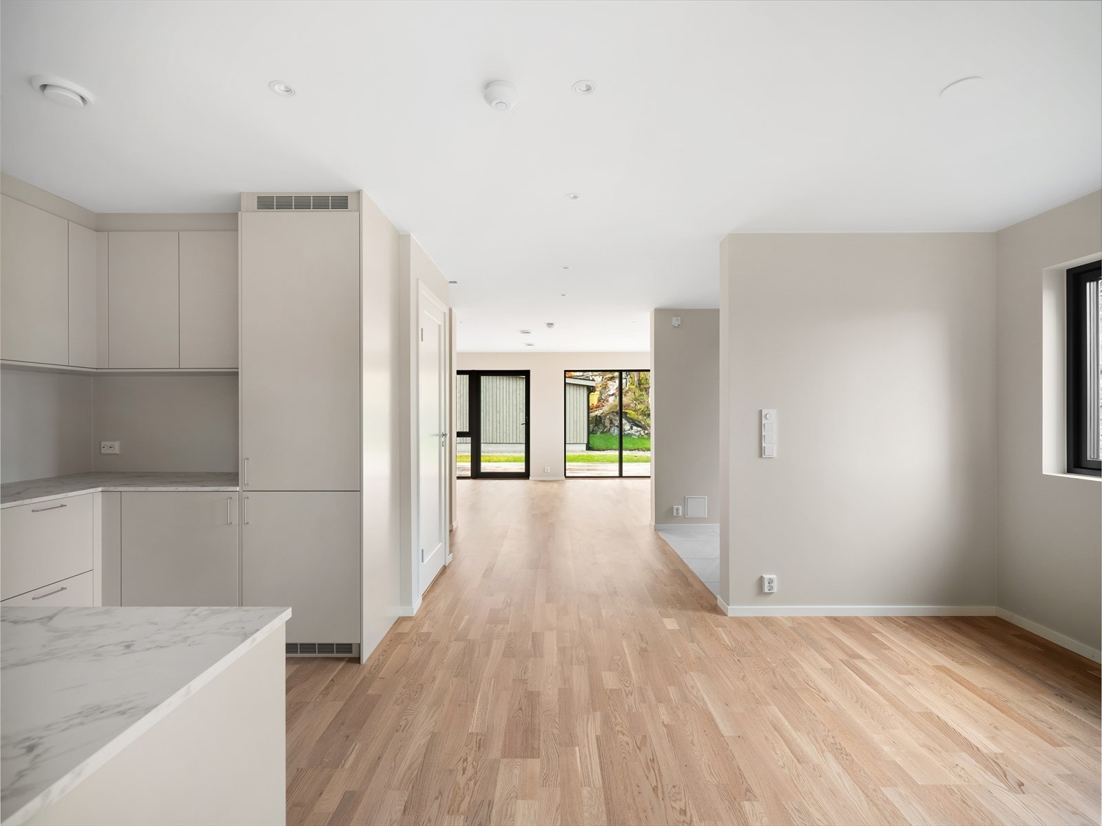 Overflatene i boligen er stilrene og moderne med gulv av typen "Boen 3-stav Eik Crescendo Live", lyse vegger og downlights i himling. Det er varmekabler i alle rom i 1. etasje. Galleribilde