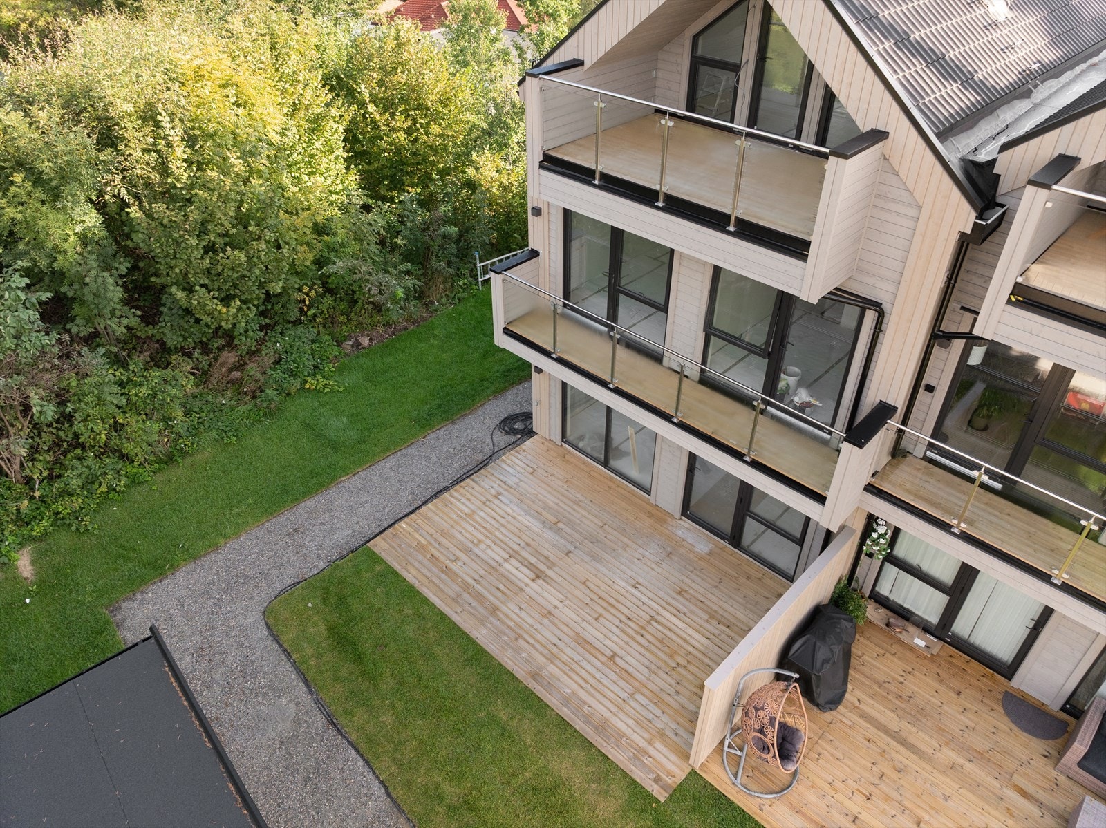 Det er eksklusiv bruksrett til hage i hht vedlagte vedtekter/seksjonering. Galleribilde