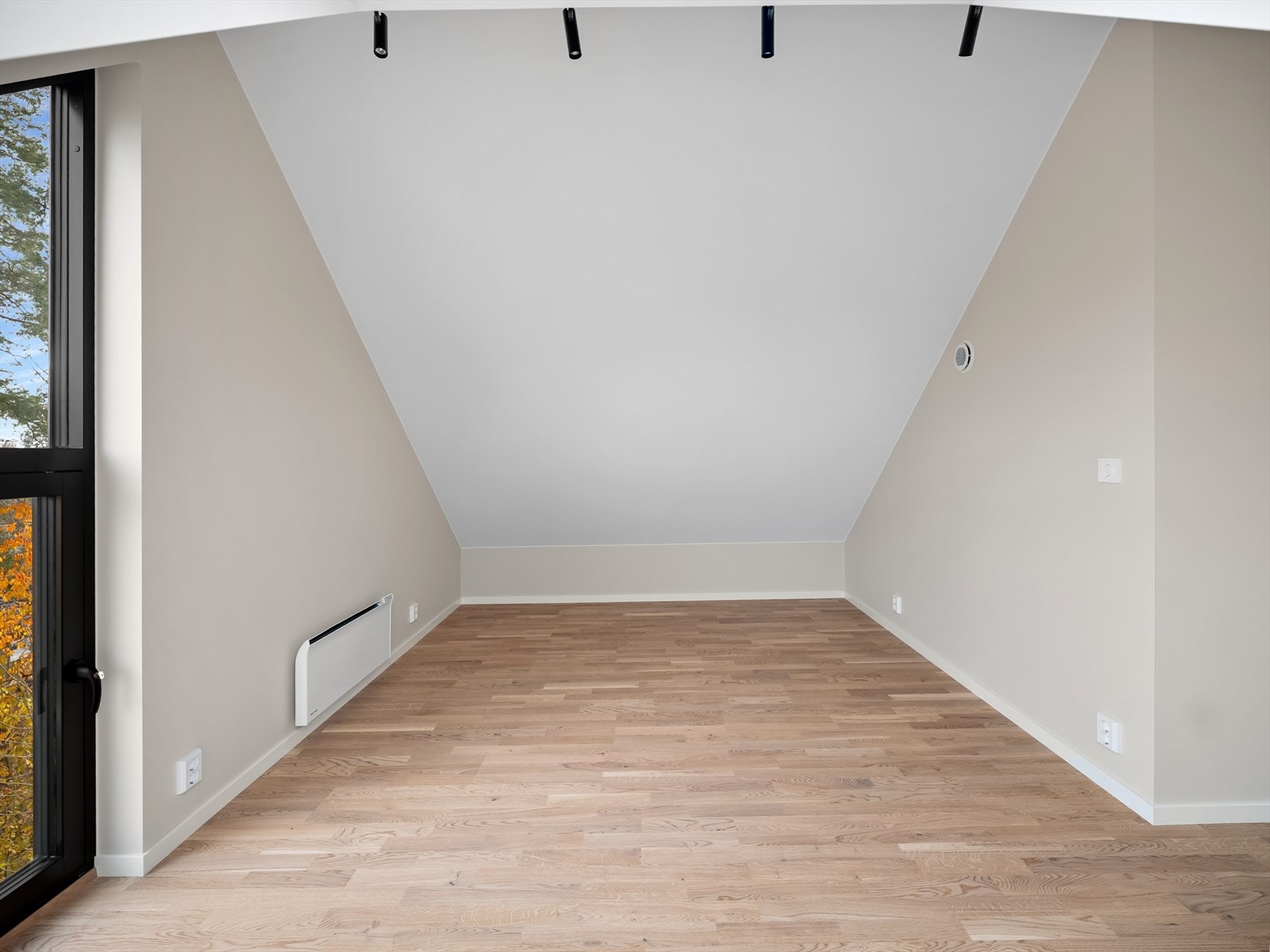 Rommet kan brukes som tv-stue, hobbyrom, bibliotek eller kontor. Det er god plass til sofagruppe med tilhørende møblement. Galleribilde