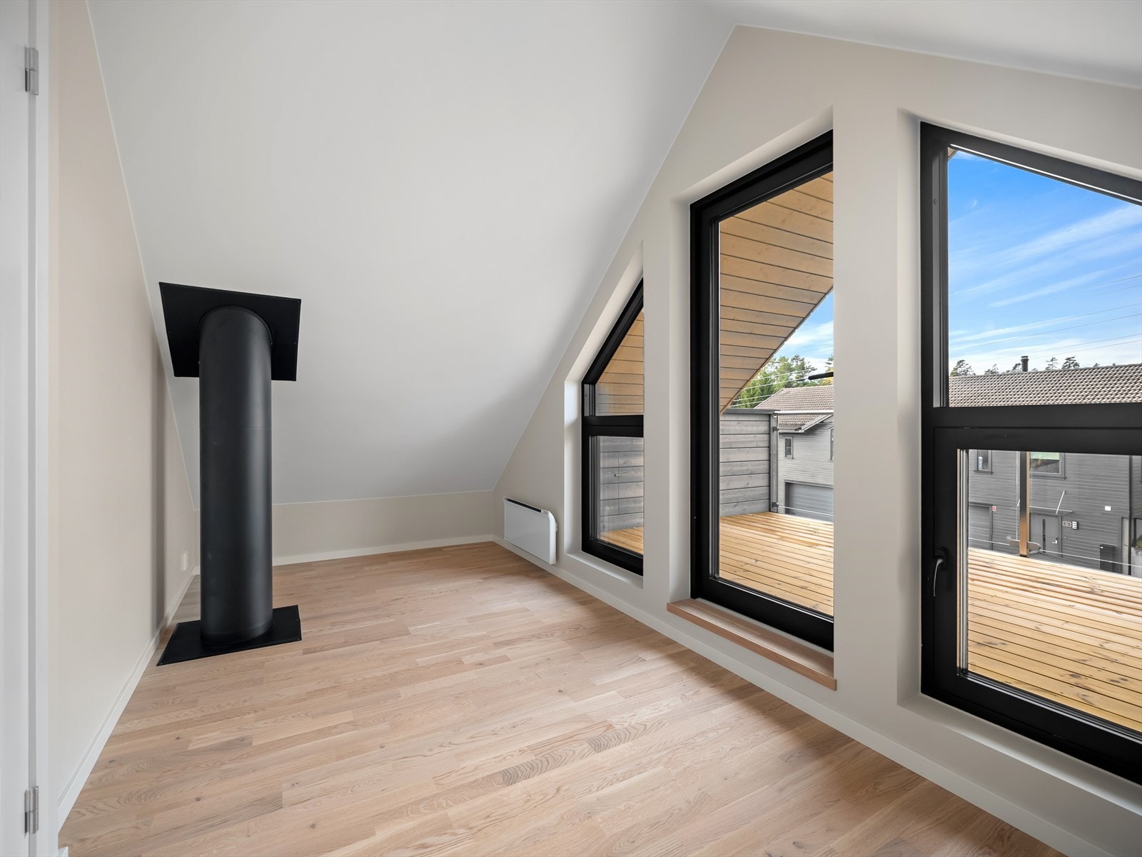 Soverom i 3. etasje. Fra soverommet er det utgang til en balkong på ca. 9 kvm. Galleribilde