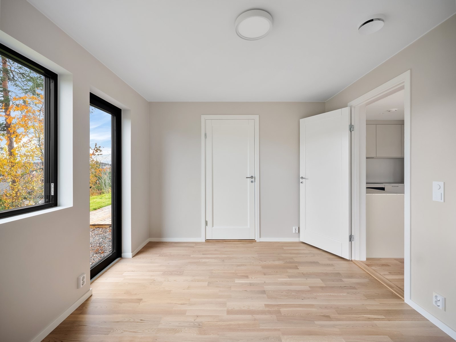 Ved ønske og behov kan rommet gjøres om til en egen hybeldel, da det har egen inngang. Galleribilde