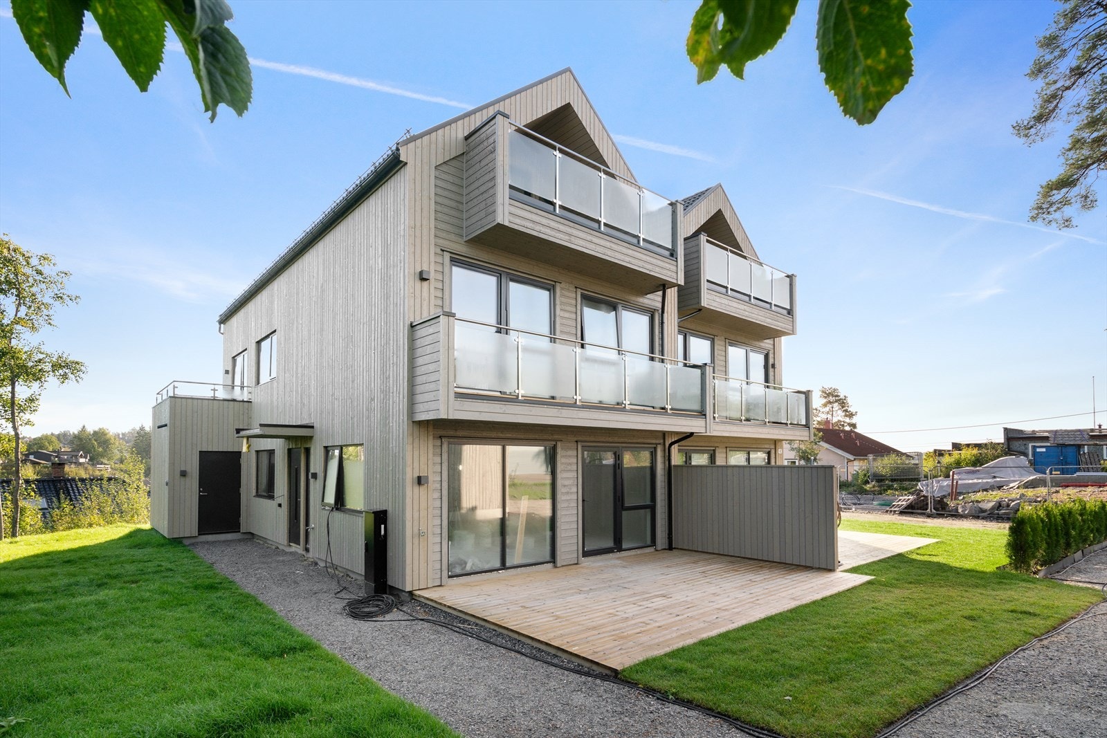 Moderne, nyoppført tomannsbolig. Galleribilde