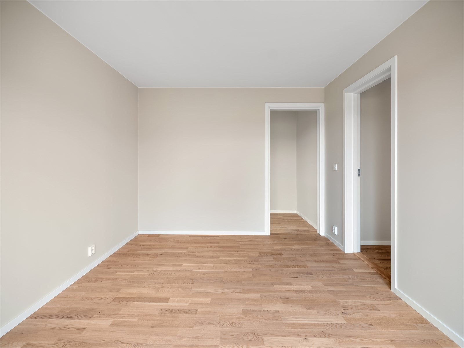 Rommet har direkte adkomst til eget walk-in closet. Galleribilde