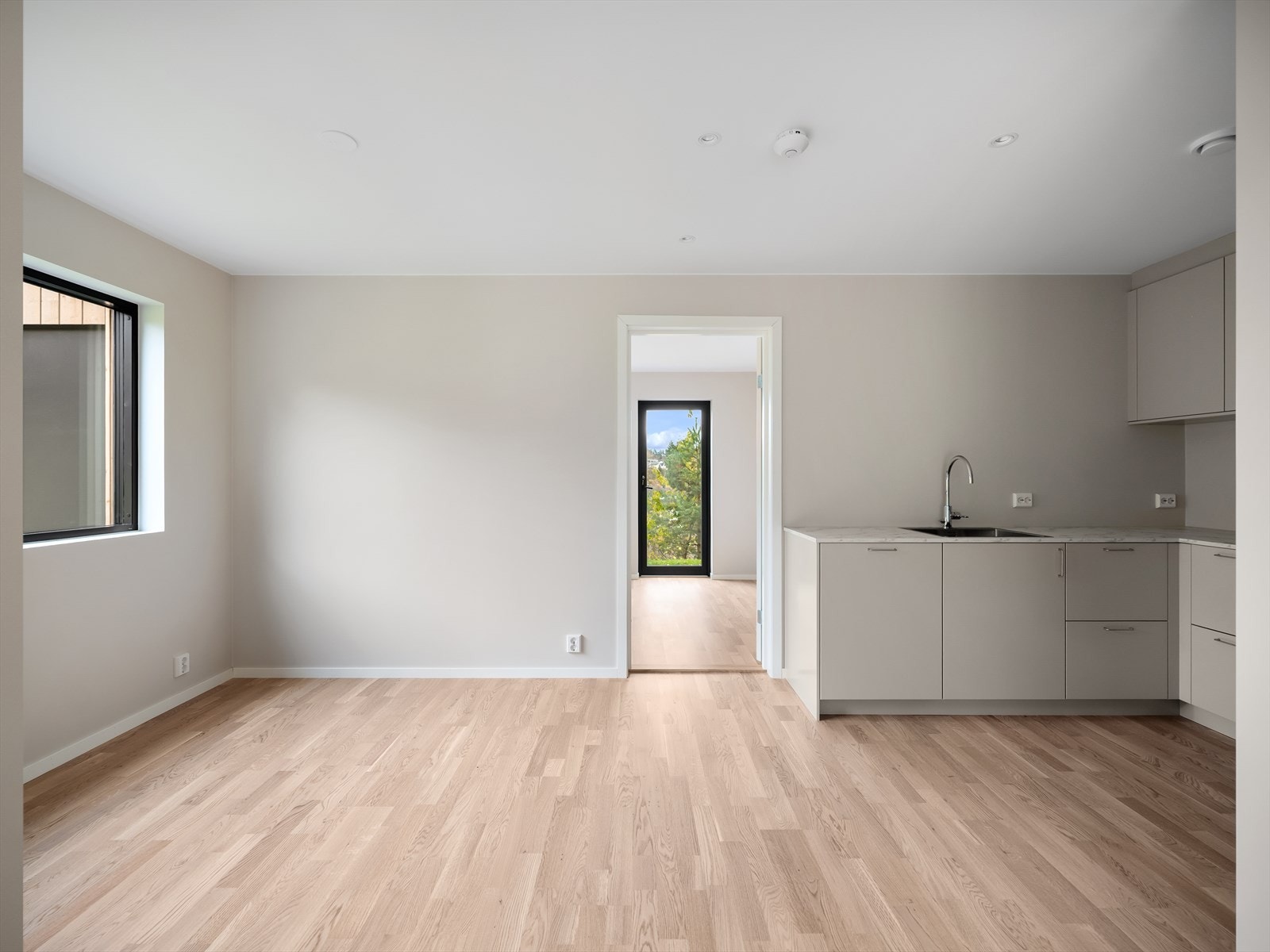 Fra kjøkkenet er det adkomst til hovedsoverommet med eget bad. Galleribilde