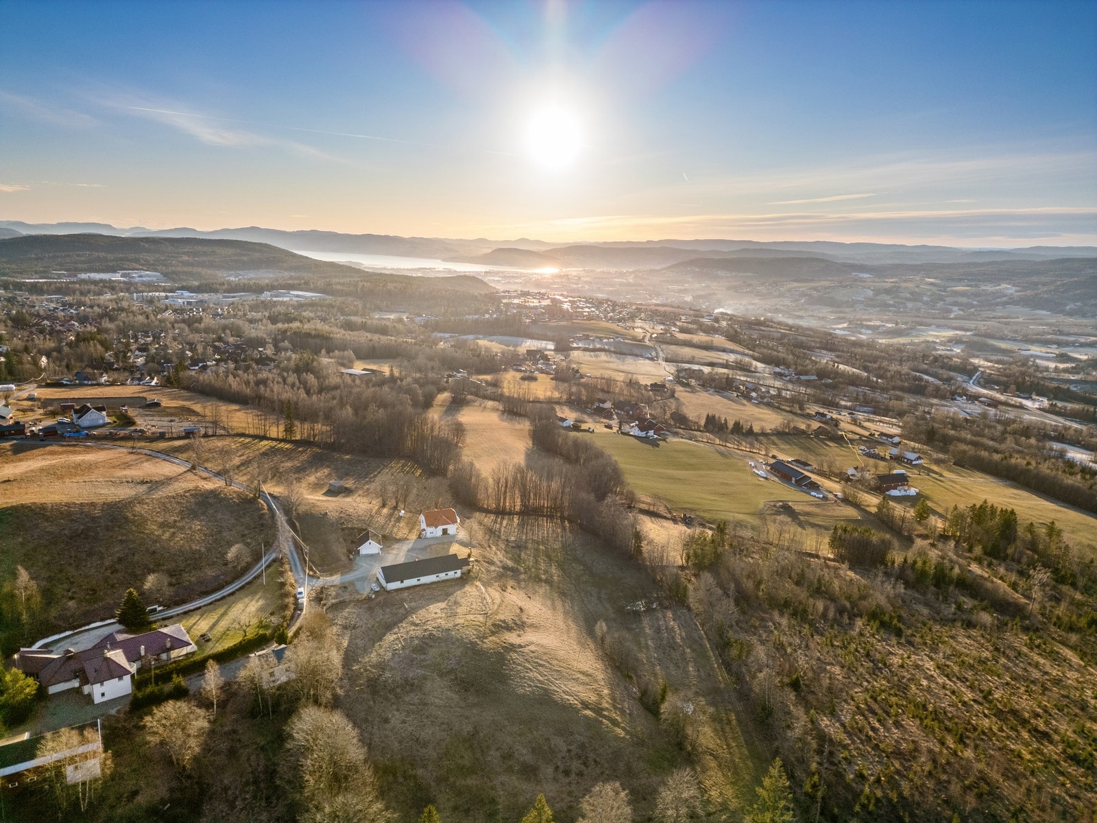 I Nordengveien 7 kan du leve ut drømmen om en landlig livsstil med husdyrhold og en hverdag med hvilepuls. Galleribilde