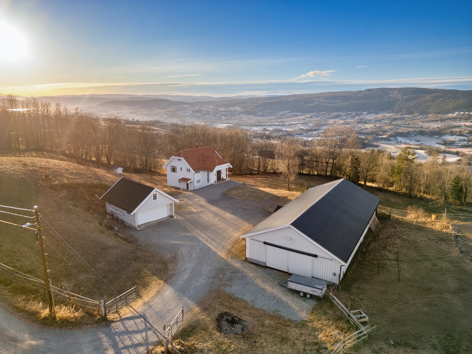 Eiendommen ligger usjenert og vakkert til med praktfull utsikt over dalen nedenfor. Galleribilde