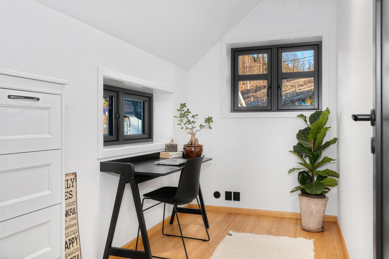 Et hyggelig kontor er etablert i tilknytning til stue og kjøkken i 2. etasje. Galleribilde