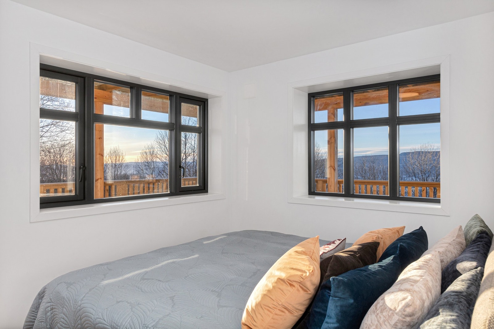 Hjørneværelset er lyst og deilig, med vindusflater mot den overbygde terrassen og flott utsikt til dalen. Galleribilde