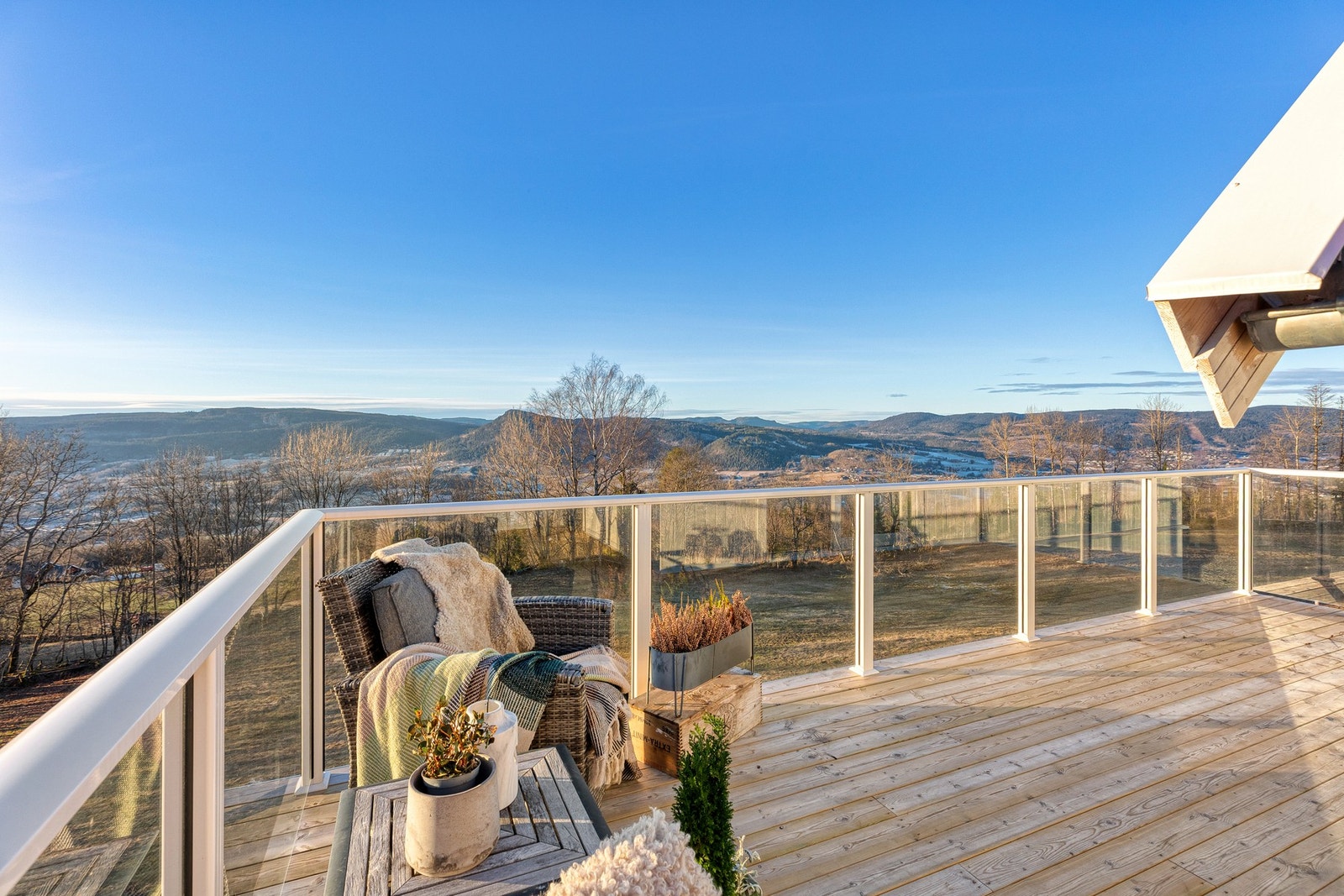 En sørvestvendt terrasse på rundt 23 m² har utgang/adkomst fra stue. Galleribilde