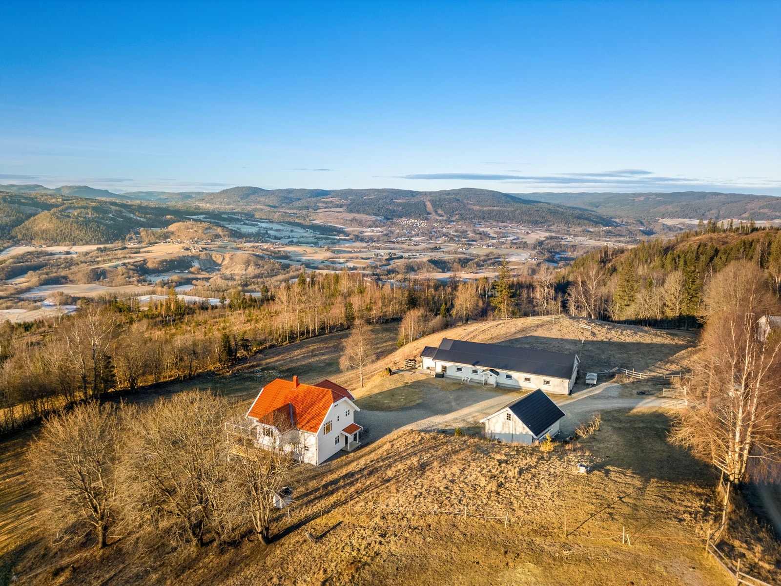 Tomten ligger skjermet og naturnært til i på Tranby i Lier kommune. Galleribilde