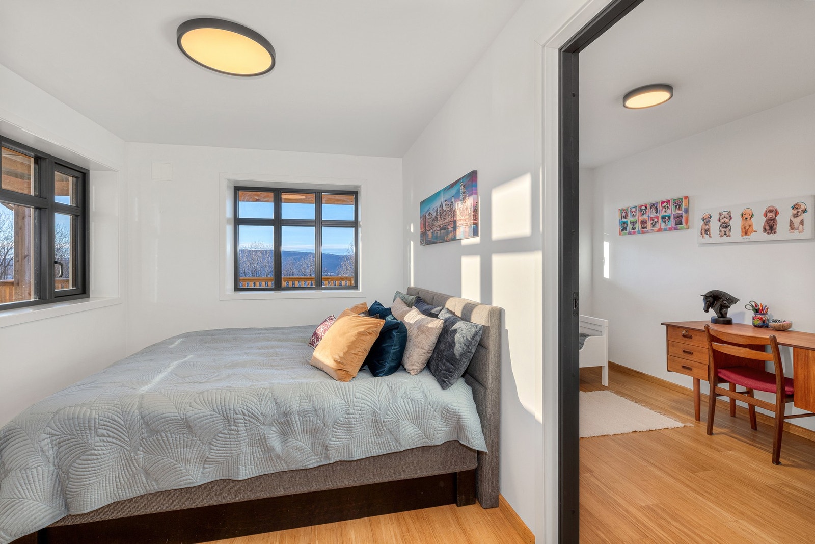 Hovedsoverommet har adkomst til et av de minste soverommene. Galleribilde