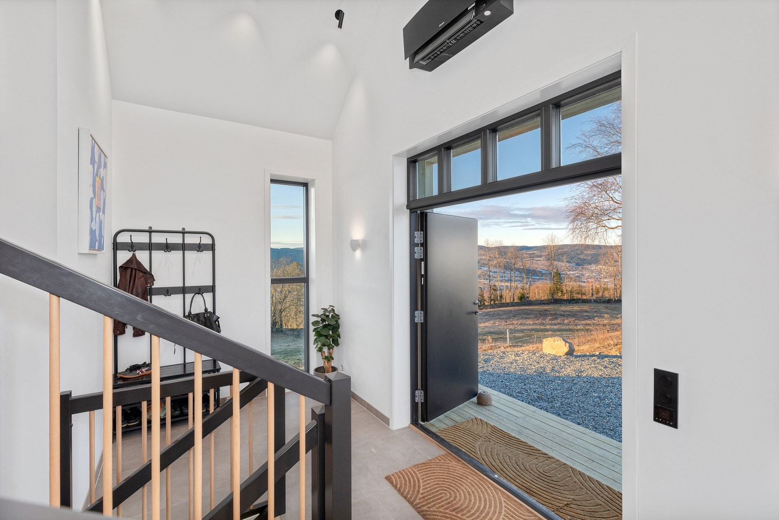 Det er lagt fliser i gang/hall, og boligen har oppvarming via varmekabler i hele 1 etasje og entré. Galleribilde