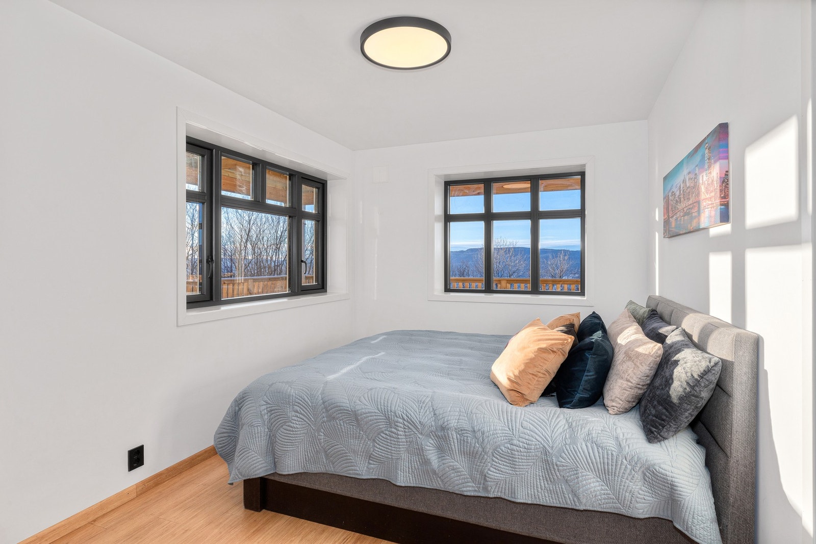 Eneboligen har fire soverom i 1.etasje, hovedsoverom har plass for en romslig dobbeltseng og oppbevaringsmøbel. Galleribilde