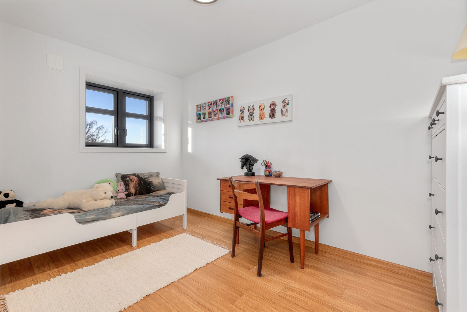 De tre neste soverommene i etasjen er passende for enkeltseng, skrivepult og diverse oppbevaringsløsninger. Galleribilde