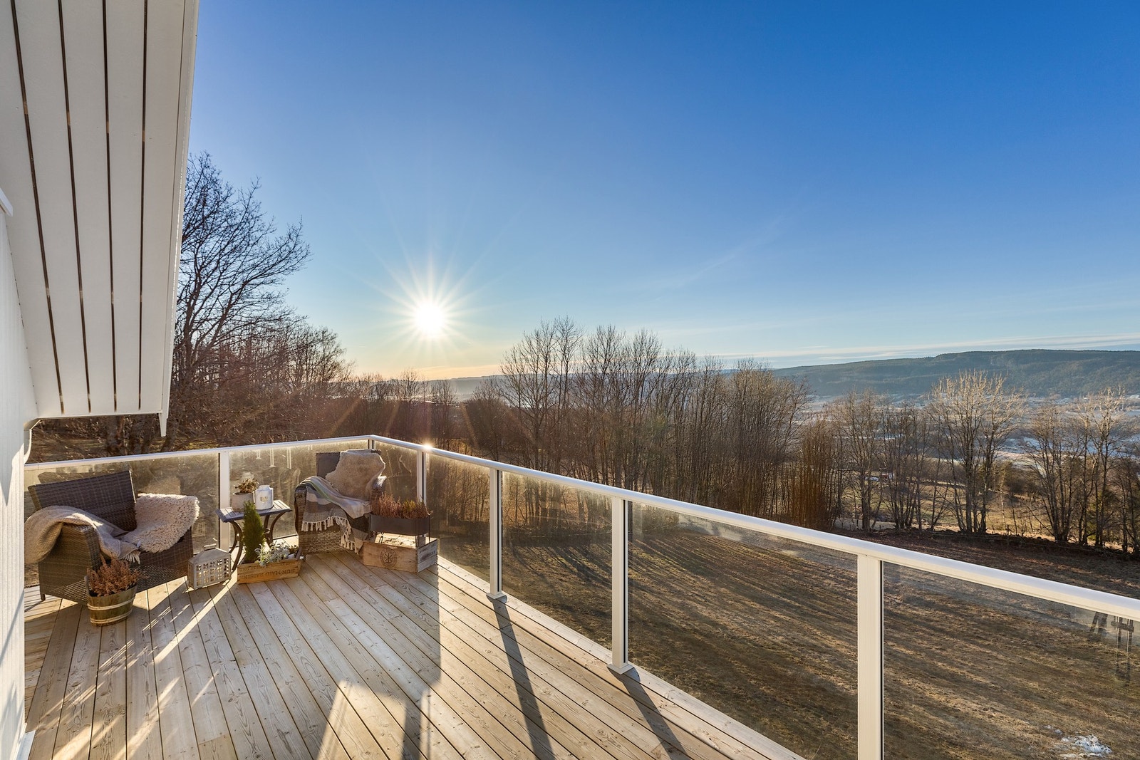 Terrassen har fantastiske utsiktsforhold, med langstrakt utsikt utover dalen og de vakre fjellformasjonene bak. Galleribilde