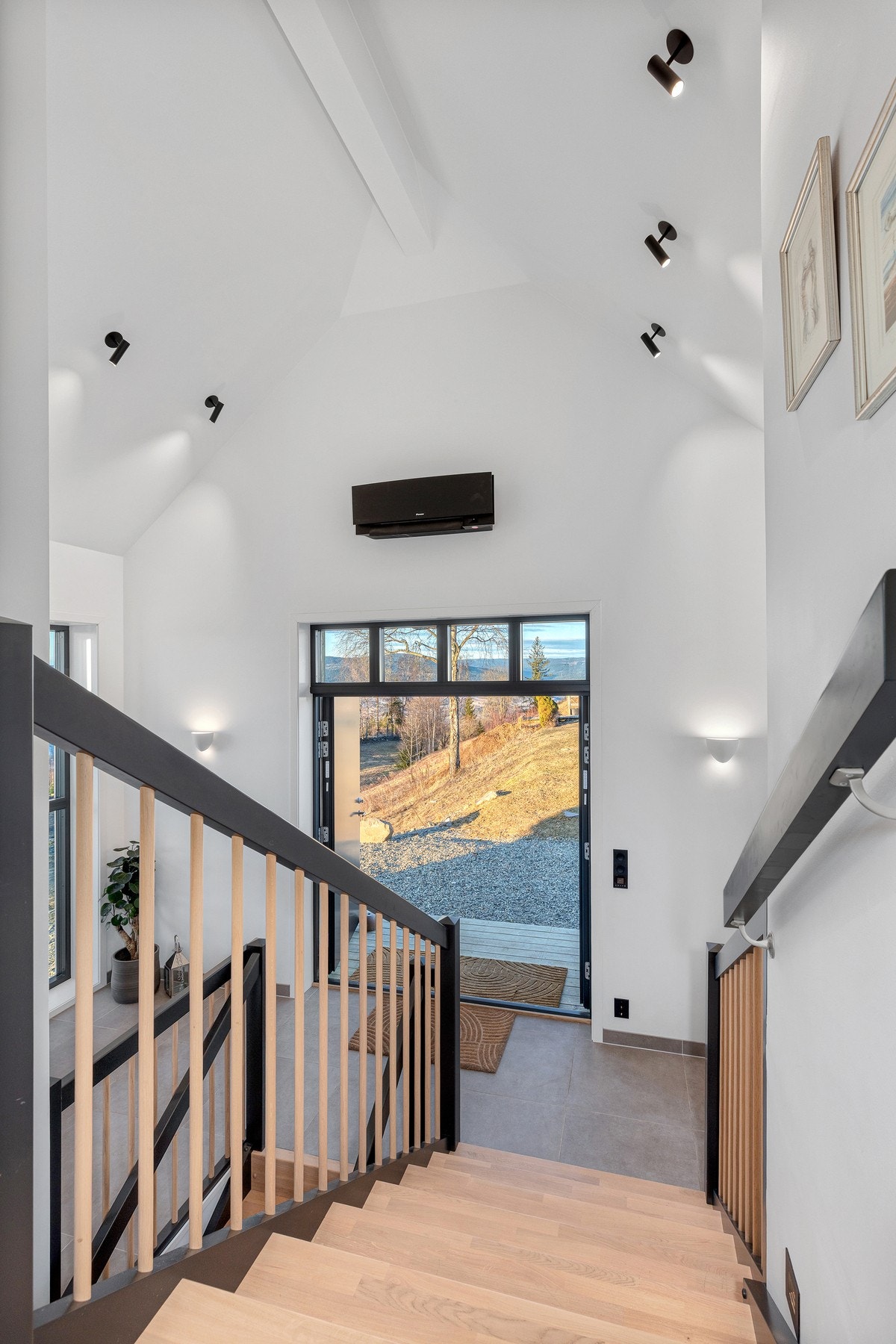 Den luftige entréen gir et flott førsteinntrykk av boligen. Galleribilde