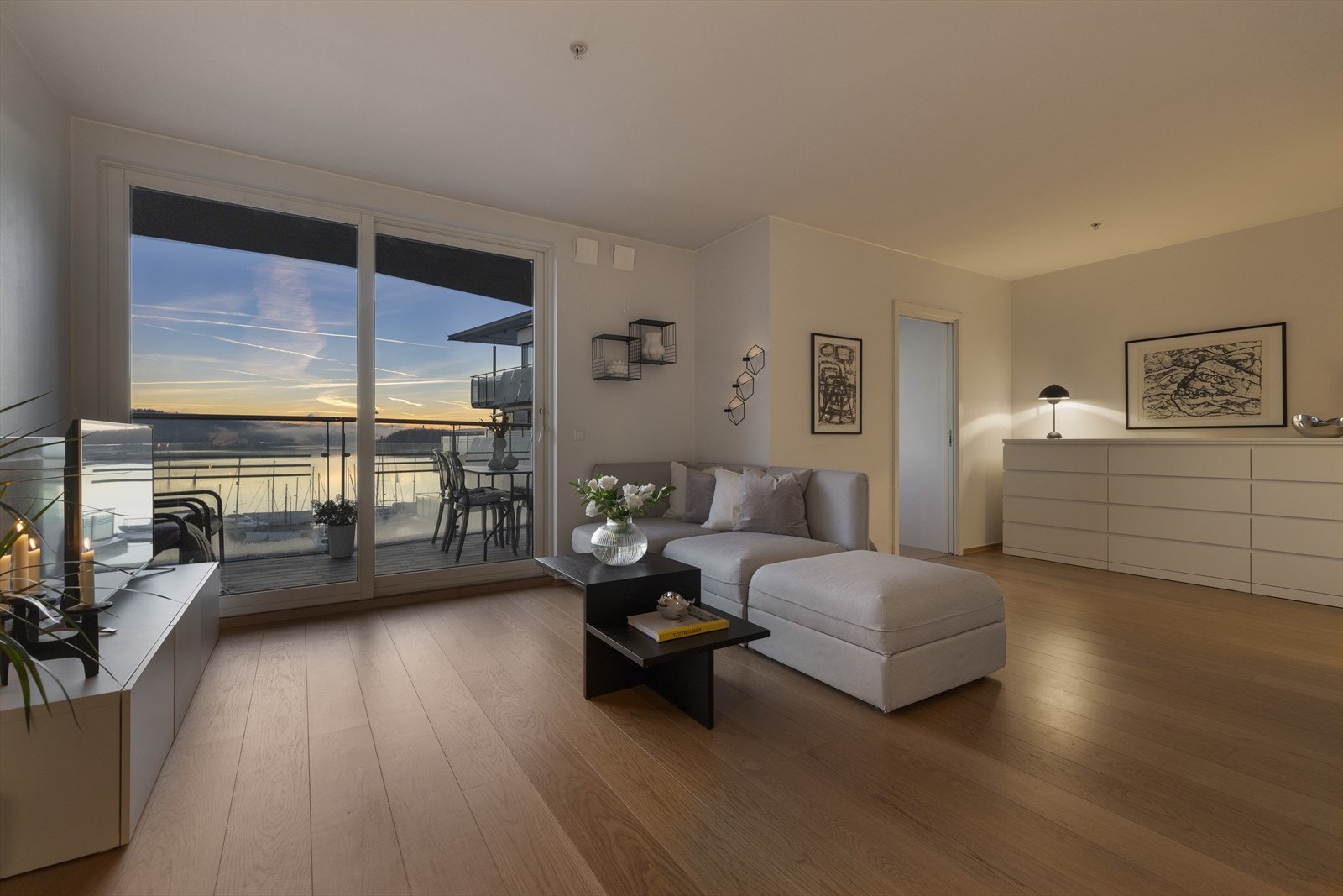 Stuen har en god størrelse og flere møbleringsmuligheter. Galleribilde