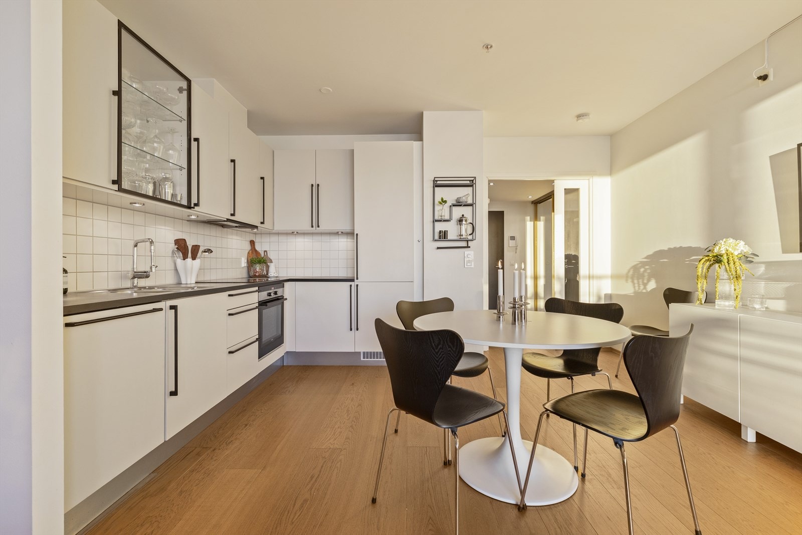 Kjøkkenet er modernisert i 2023 med malte fronter og lakkerte håndtak. Galleribilde