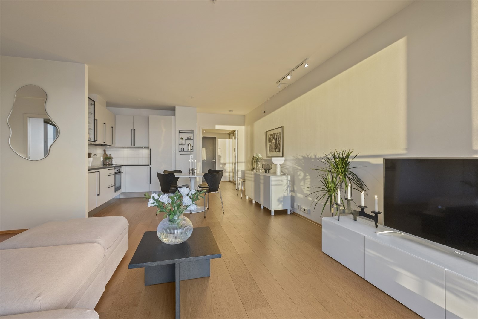 Fra stuen/kjøkken mot gangen. Galleribilde