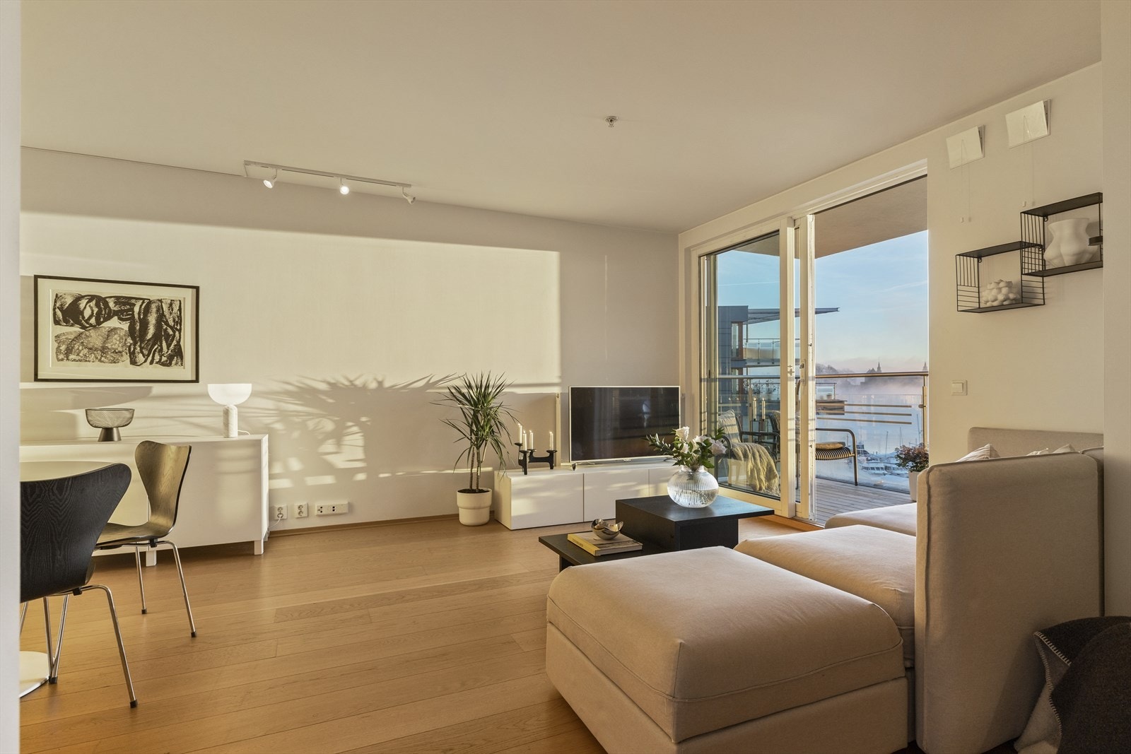 Skyvedøren åpnes opp ut mot balkongen. Galleribilde