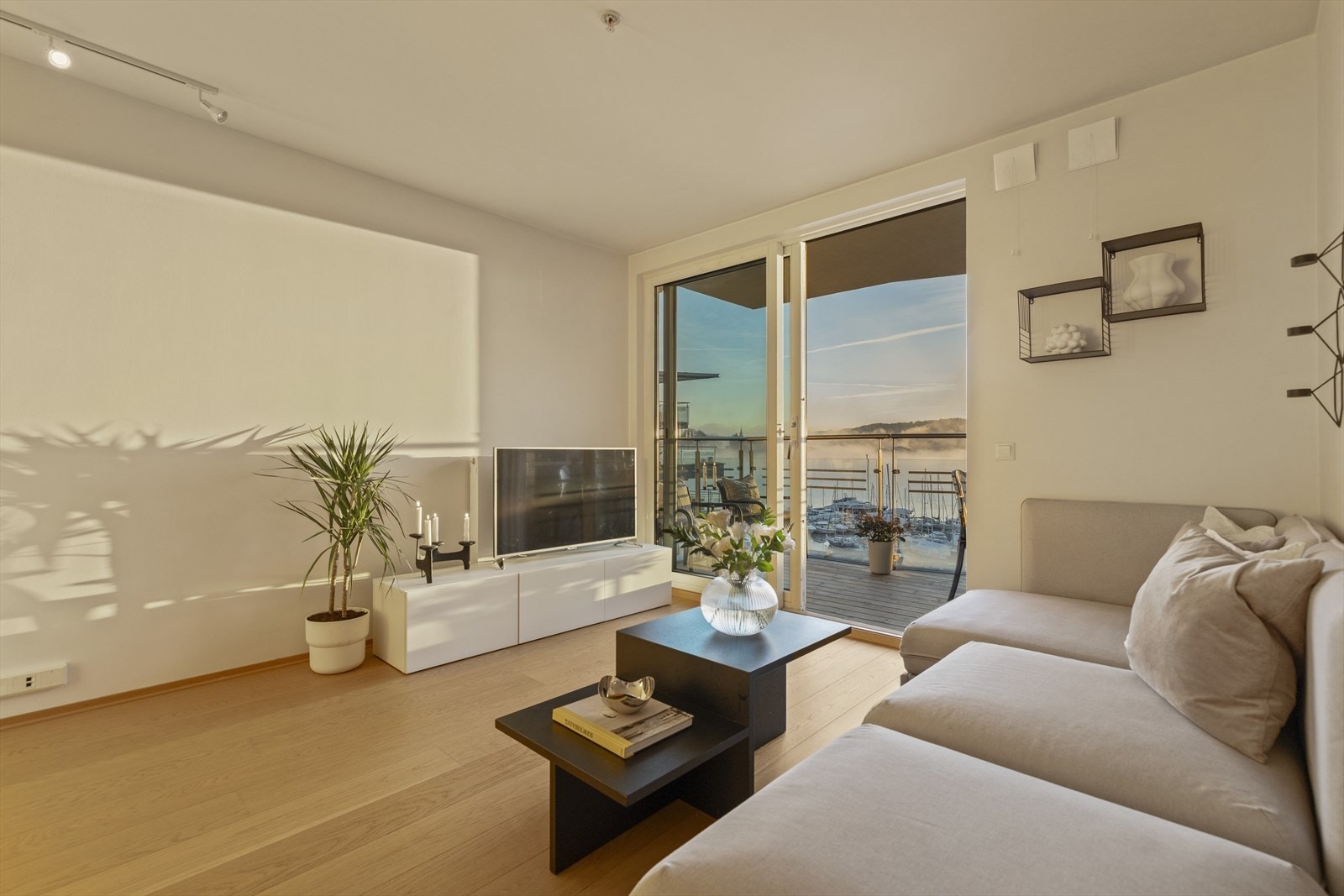 Leiligheten er malt i lyse farger og fremstår meget delikat og innbydende. Galleribilde