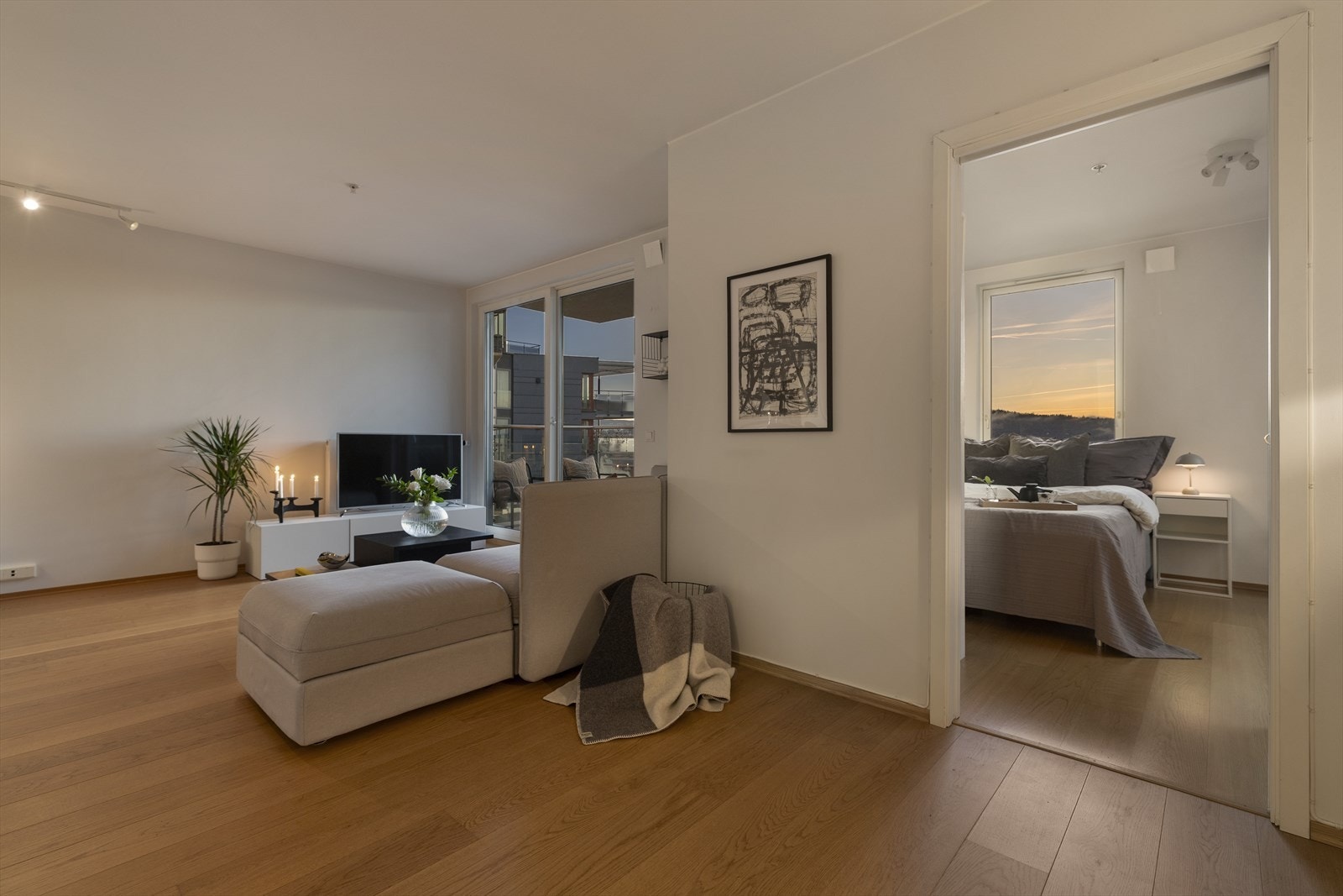 Gulvet i stuen og på kjøkken er av nyere dato. Galleribilde