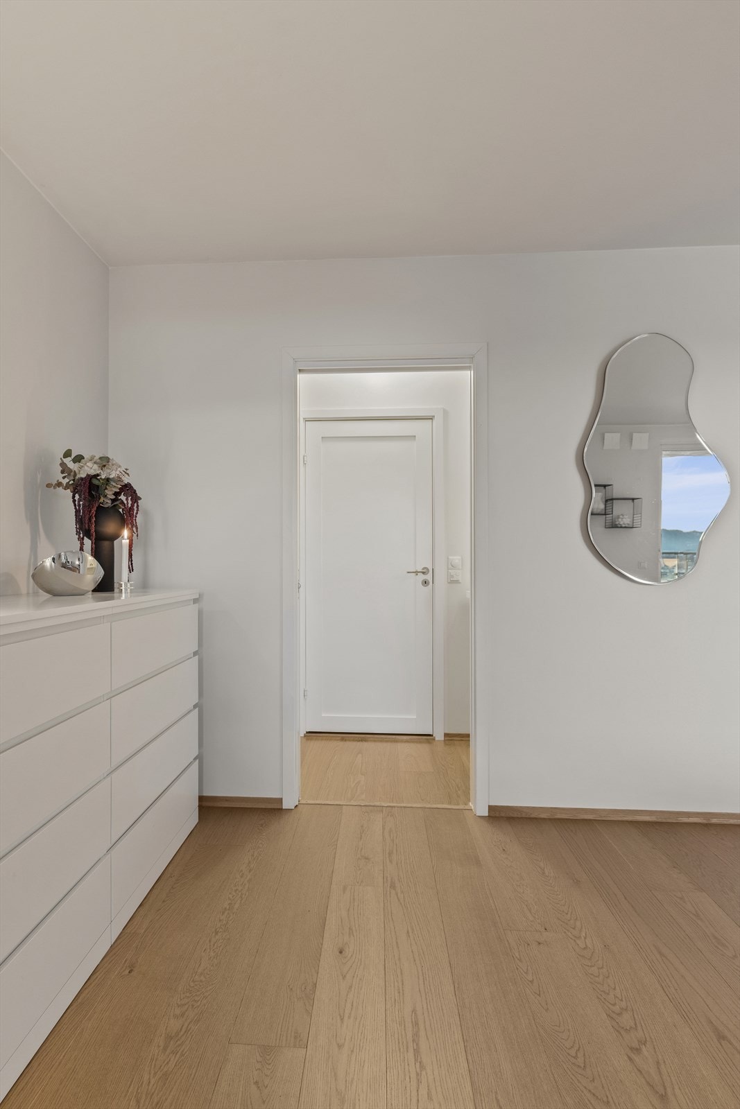 Stuen sett mot garderobe og bad. Galleribilde