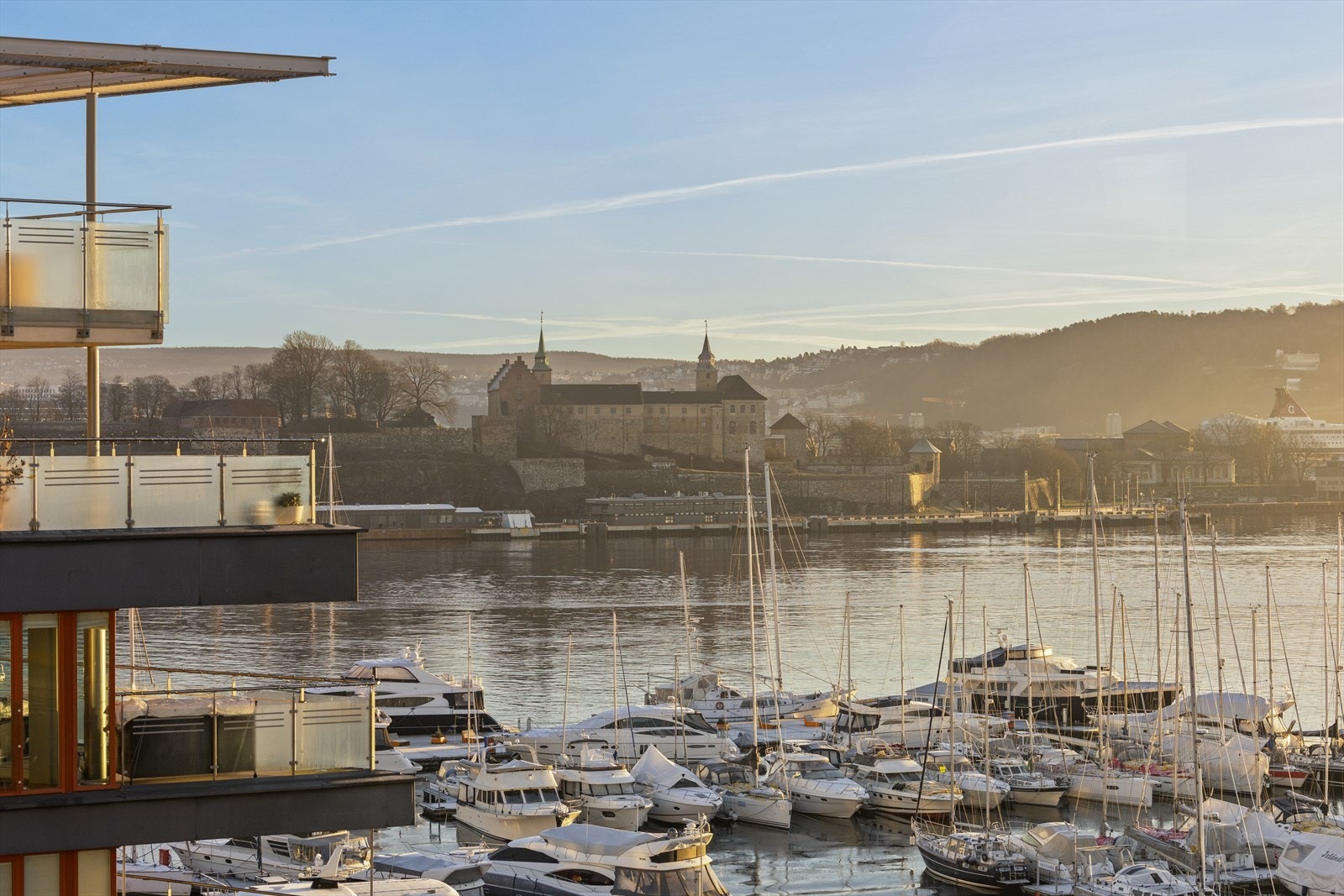 Akershus Festning er opplyst kveldstid. Utsikt over Aker Brygge Marina. Galleribilde