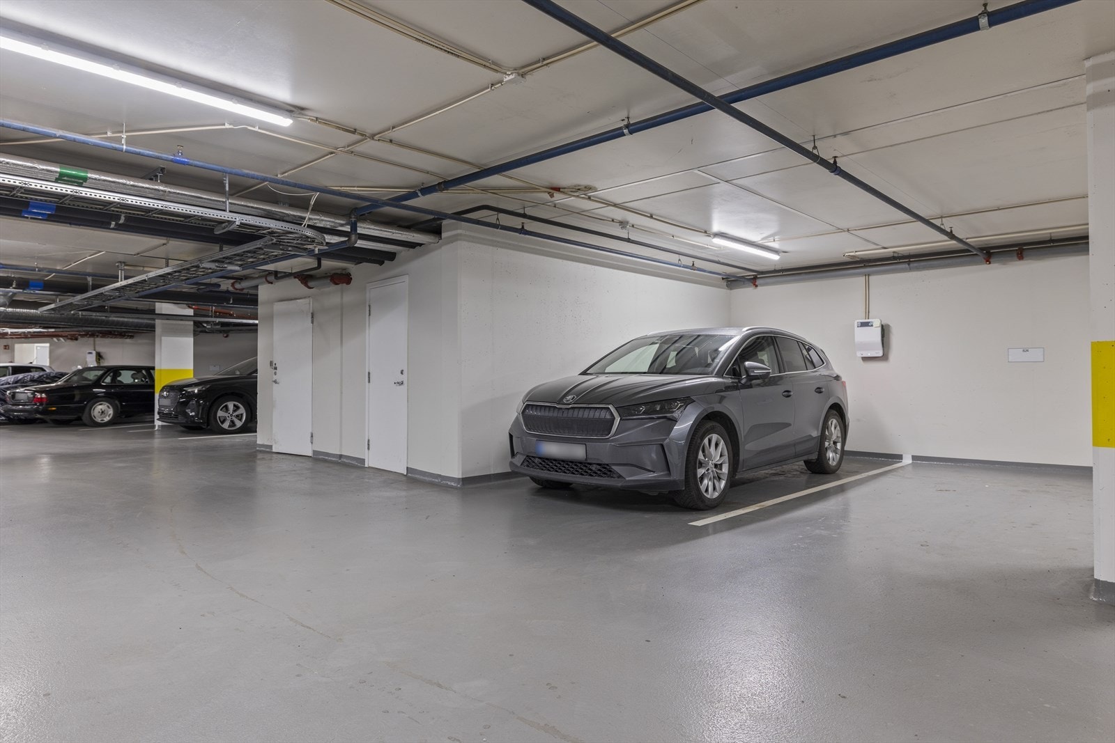 I kjelleren medfølger det en garasjeplass med lader. Galleribilde