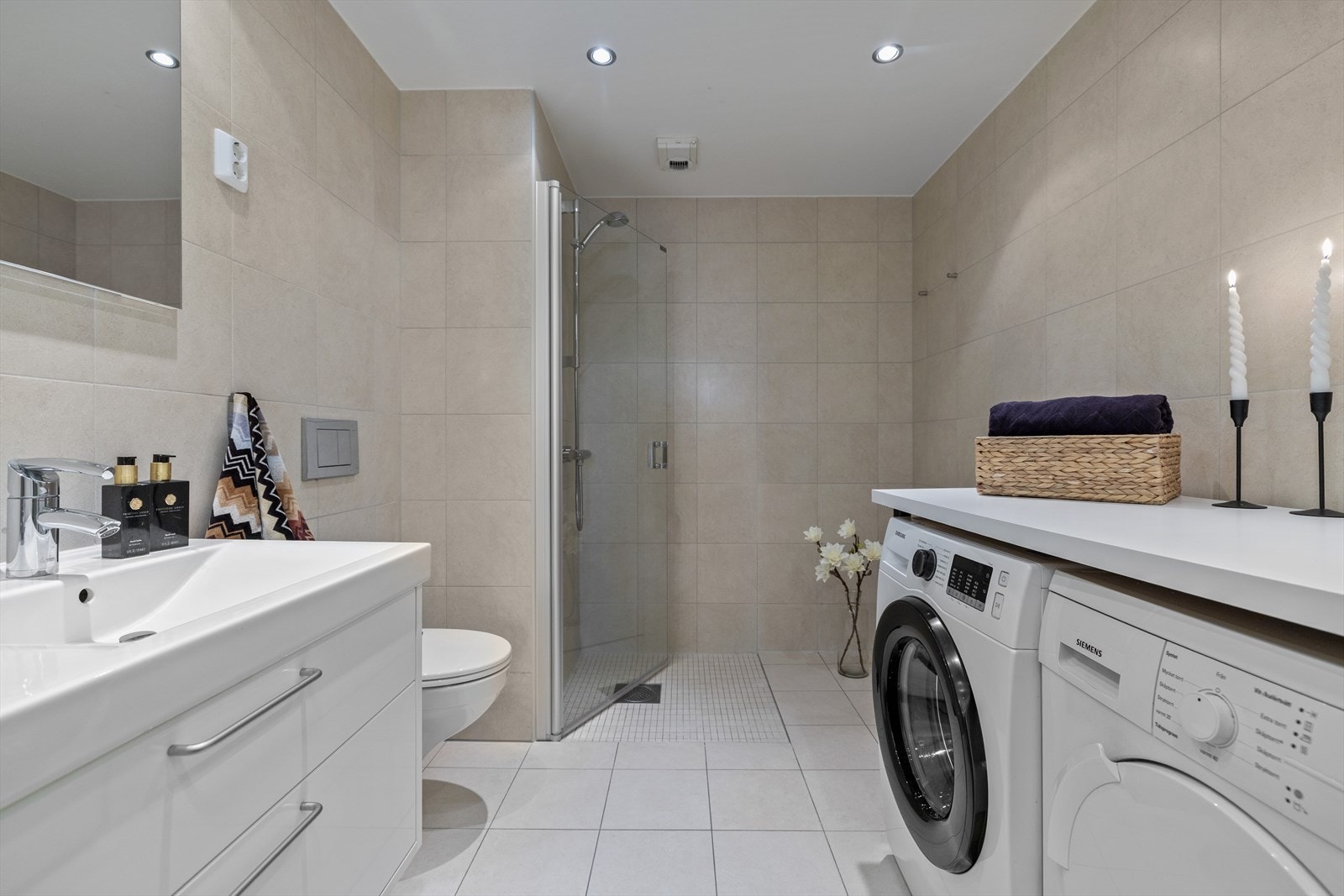 Dusjhjørne med skjermvegg i glass. Galleribilde