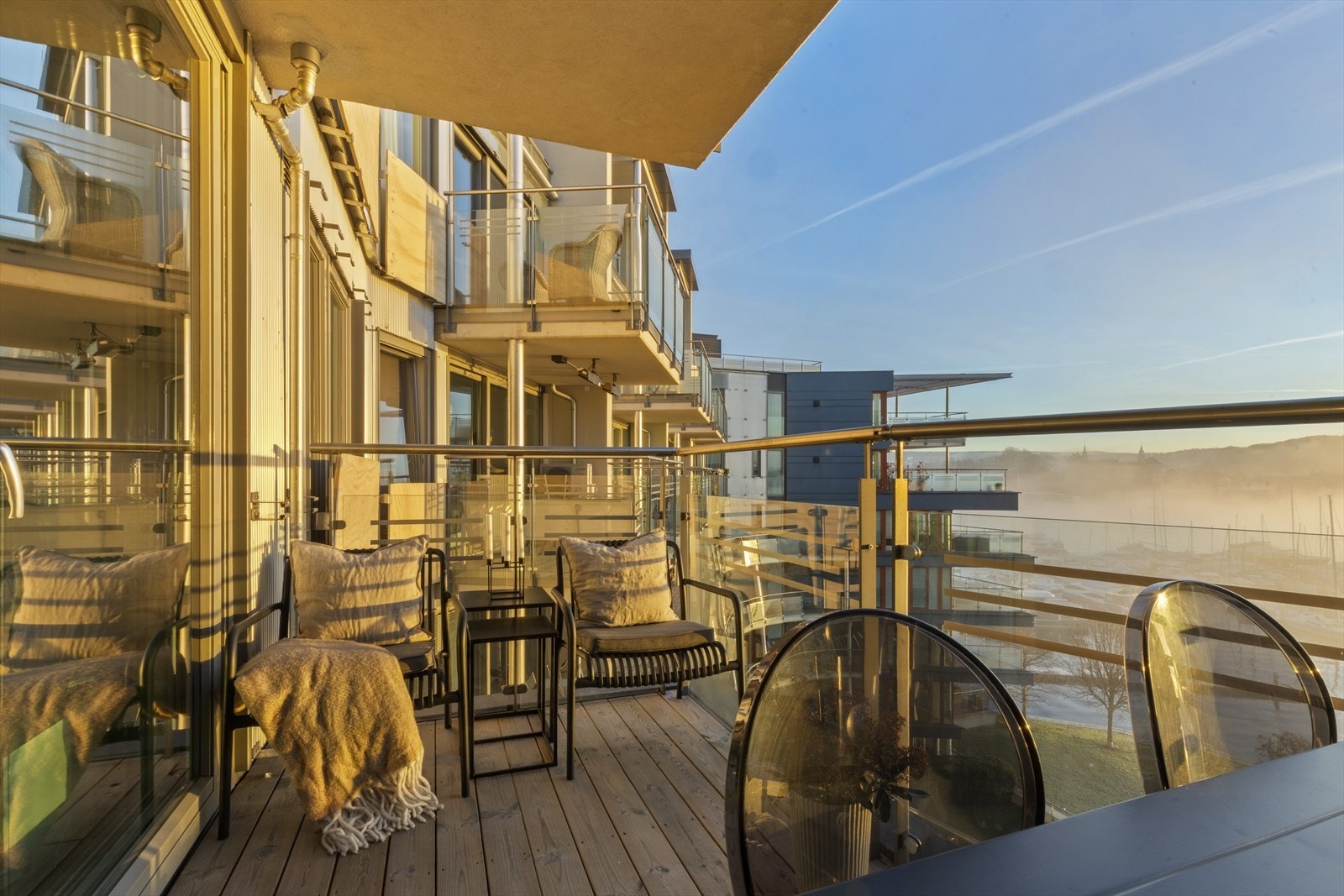 Balkong på 7 kvm mot sydøst med fantastisk utsikt mot Akershus Festning og båthavnen. Galleribilde