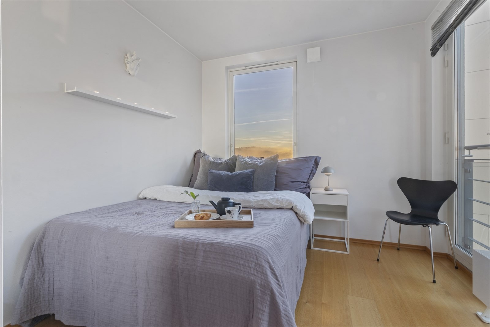 Lyst soverom med fransk balkong. Galleribilde