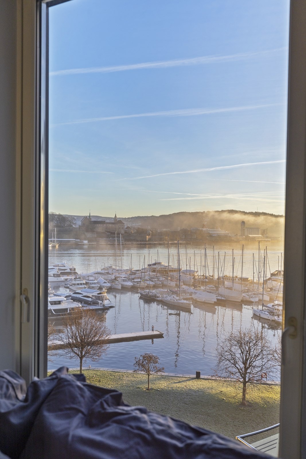Nydeilg utsikt mot båthavnen fra soverommet. Galleribilde