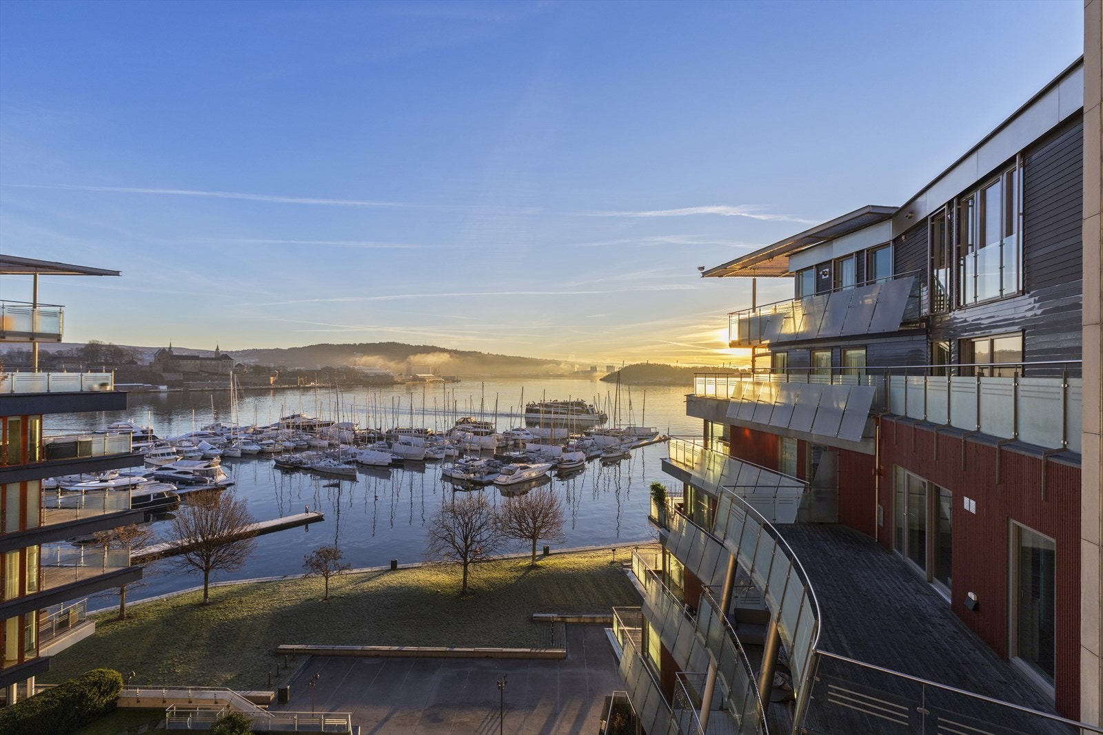 Leiligheten har en meget attraktiv beliggenhet med nydelig utsikt mot båthavnen. Galleribilde