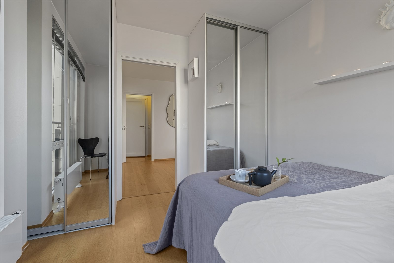 Plassbygget garderobeskap med skyvedører i speil. Galleribilde