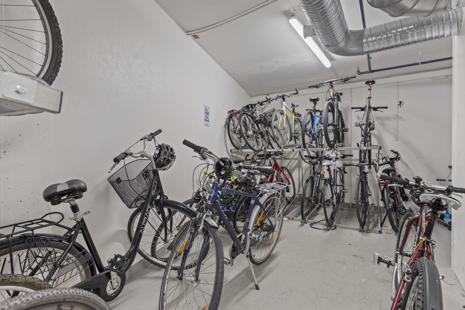 Det er innendørs sykkelparkering. Galleribilde