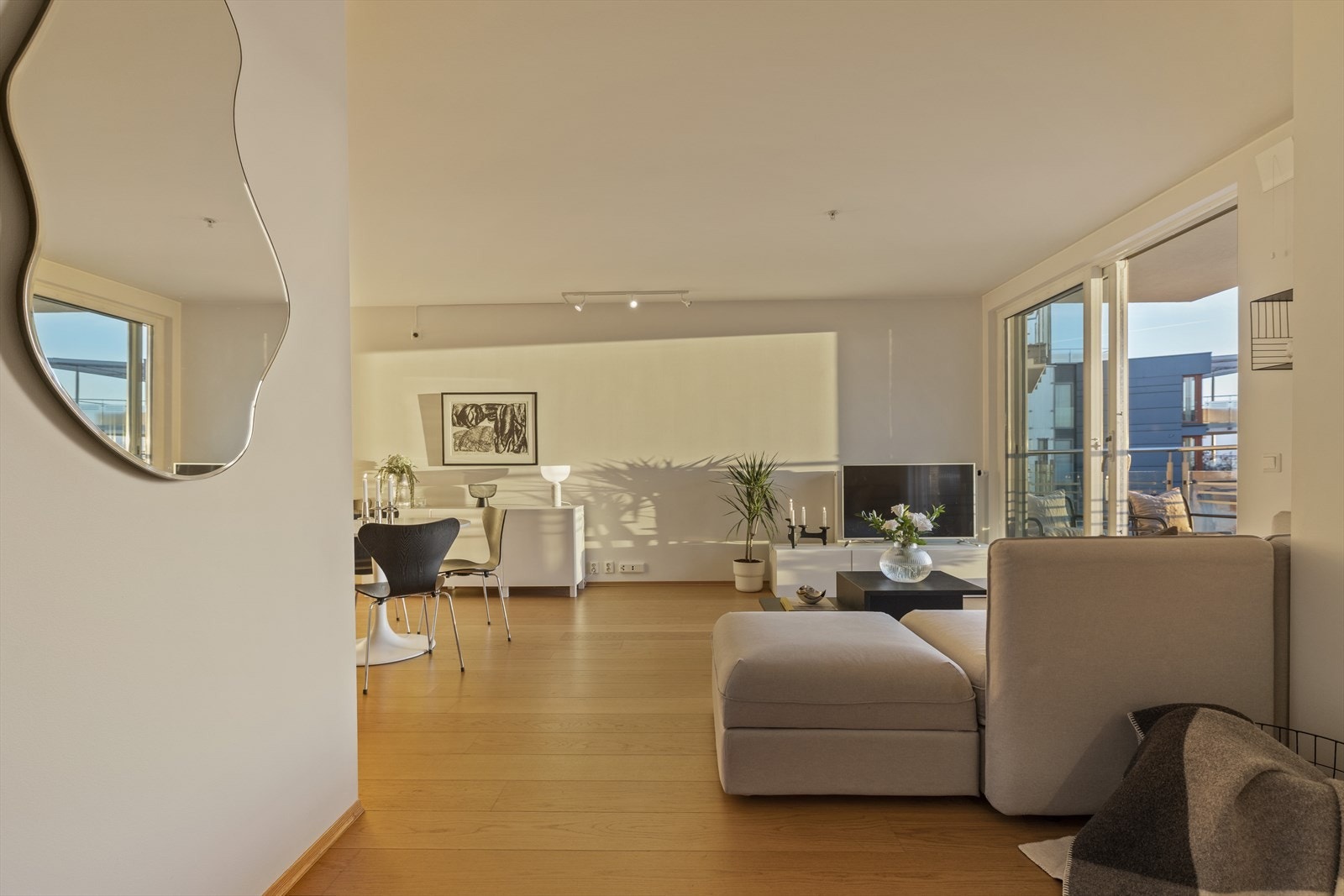 Stuen oppleves meget romslig. Lignende leiligheter har en tett vegg der det i denne er åpent slik at soverommet kan bli betydelig større. Galleribilde