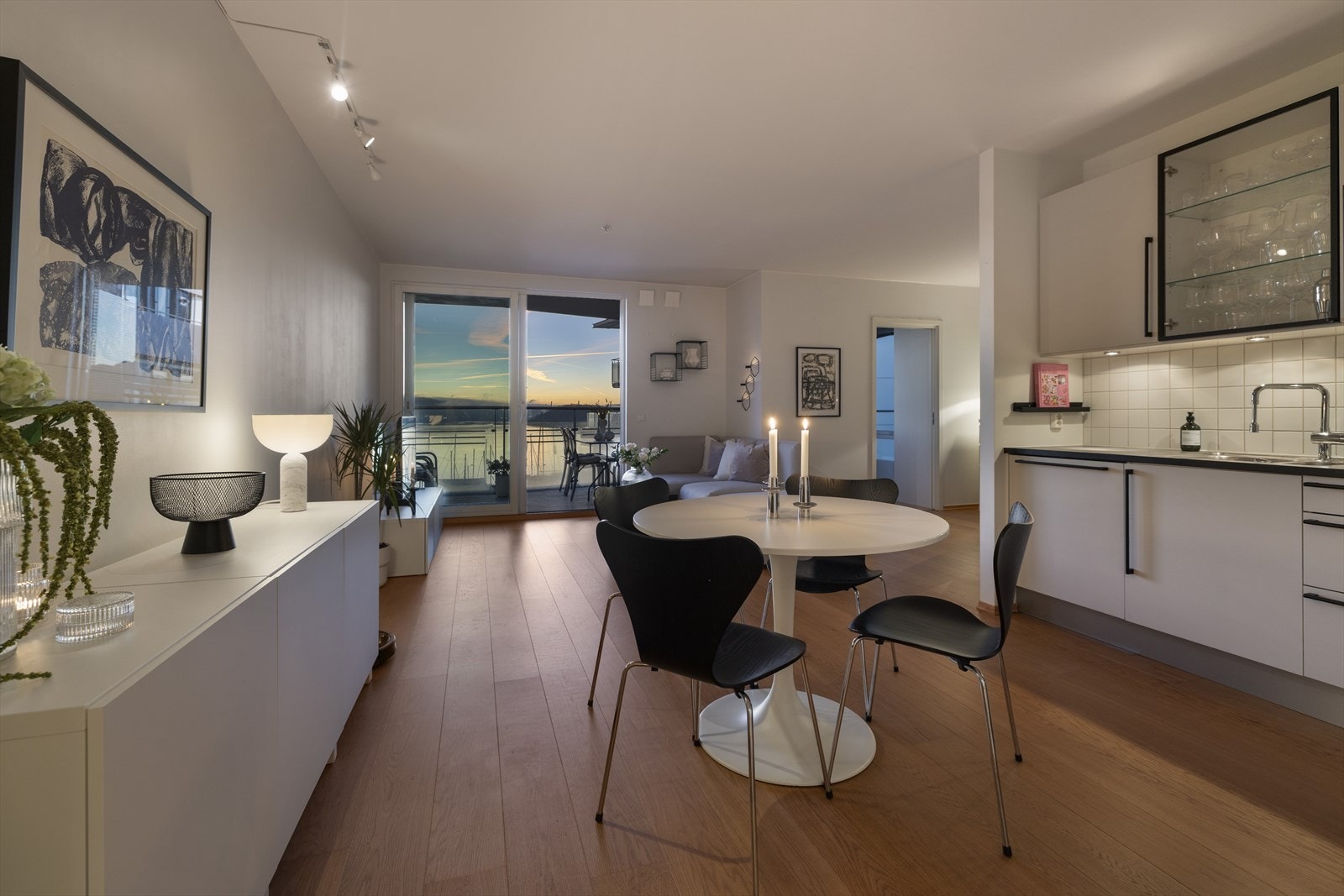 Oppvarming skjer via fjernvarme og det er lave strømkostander. Galleribilde