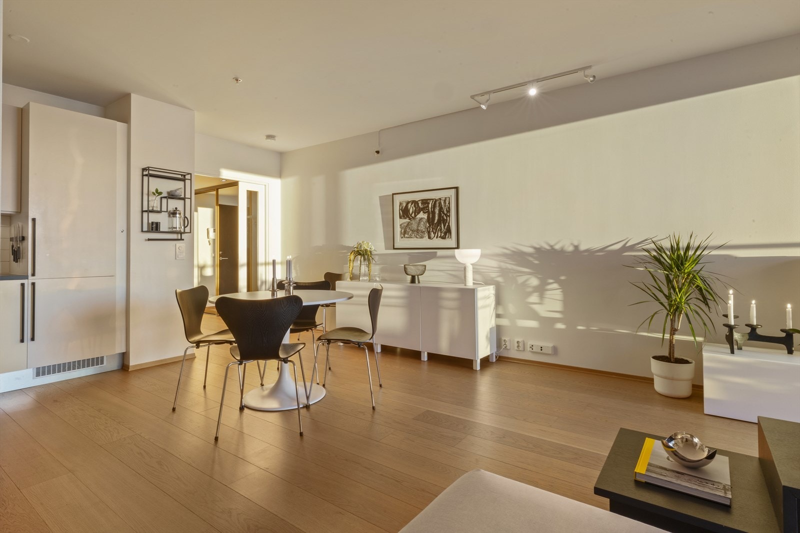 Kjøkkenet ligger i åpen løsning mot stuen og har naturlig plass til spisebord. Galleribilde