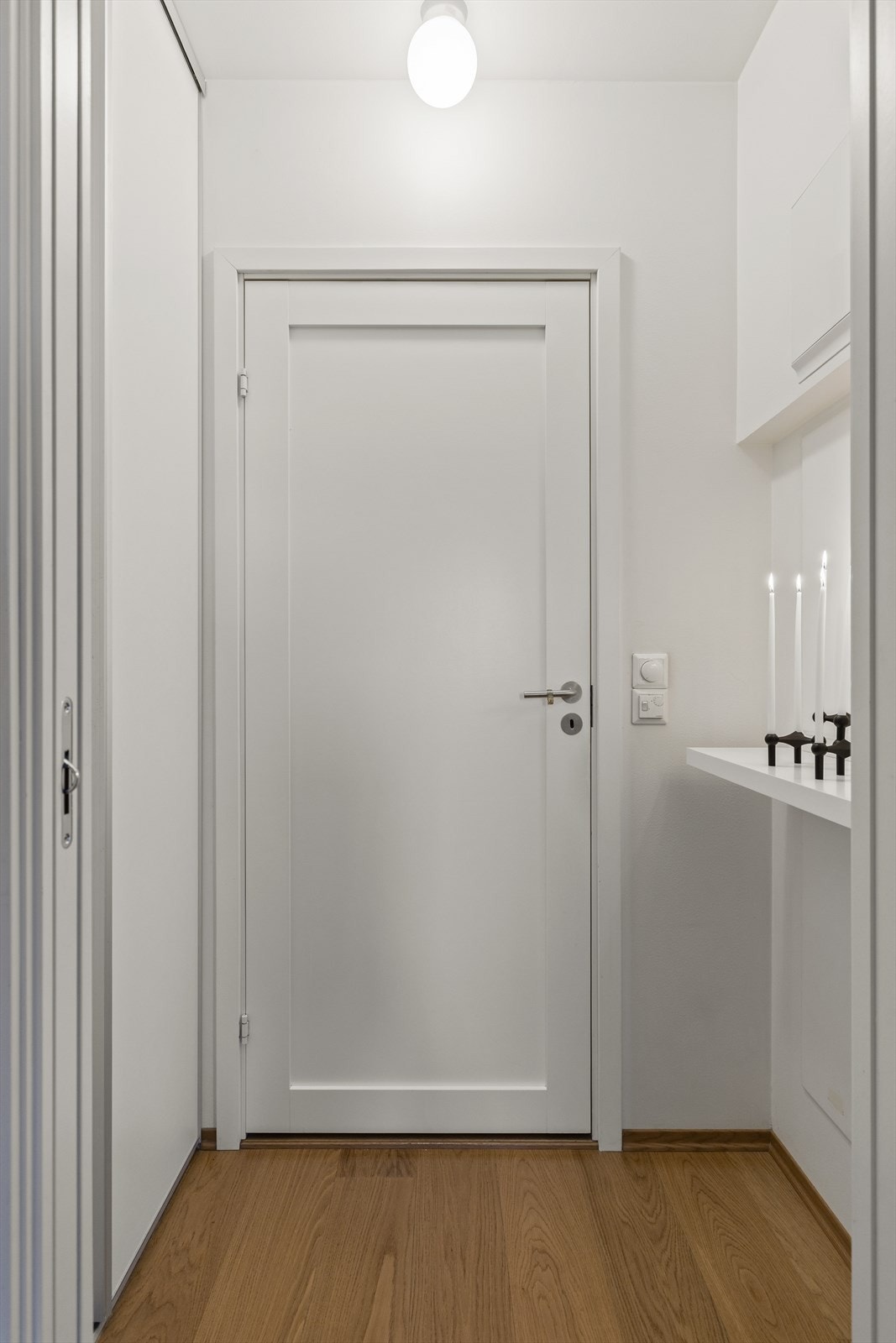 Skyvedørsgarderobe inn mot badet. Galleribilde