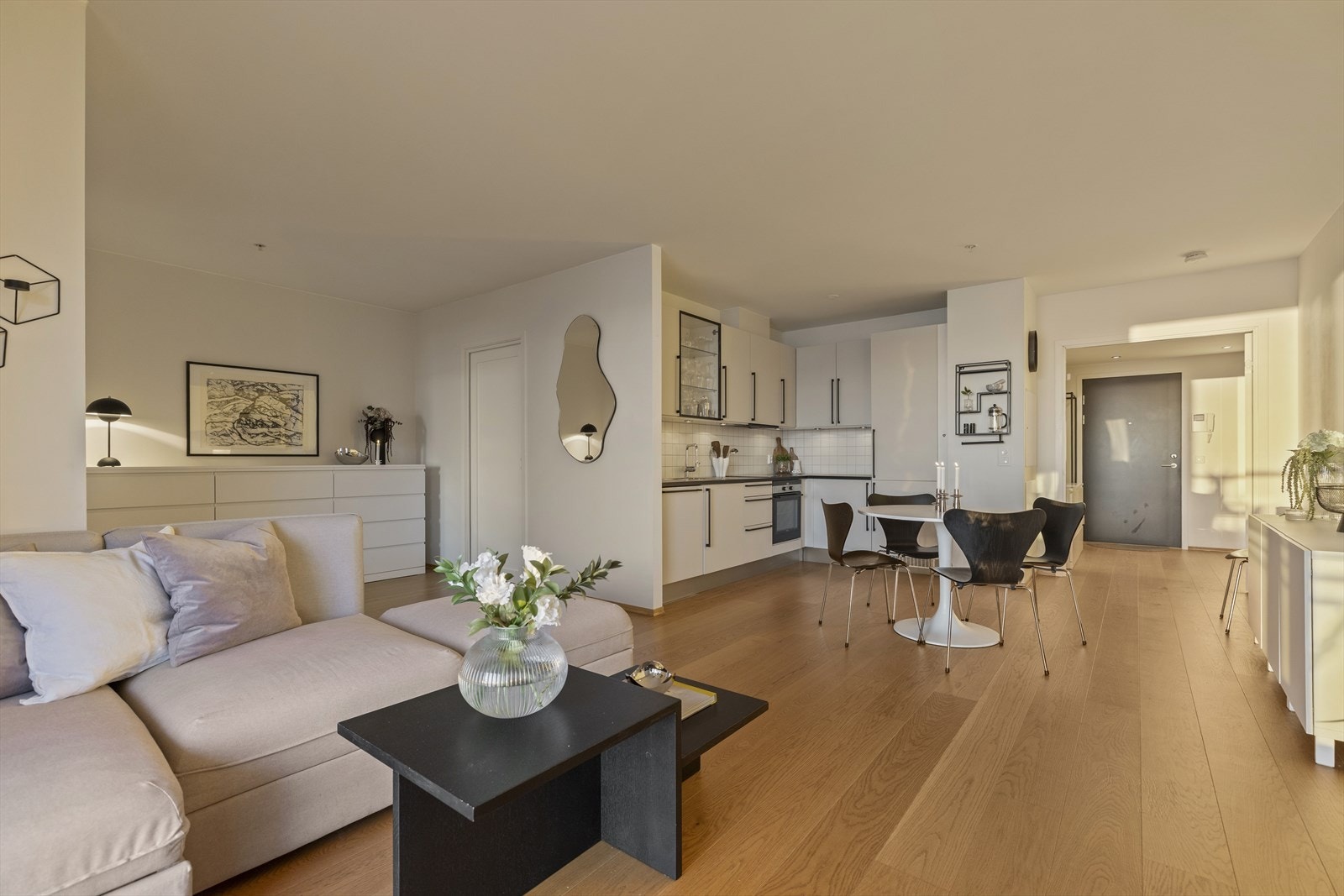 Stuen sett mot kjøkkenet og gangen. Galleribilde