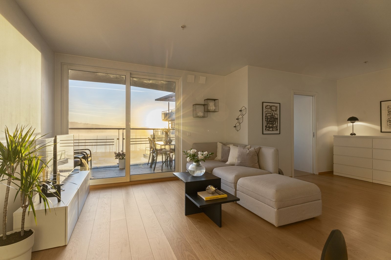 Du legger merke til den nydelige utsikten med en gang du kommer inn i leiligheten. Galleribilde