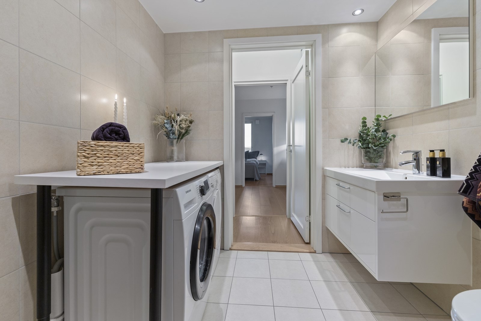 Delikat flislagt baderom fra byggeåret med varmekabler i gulvet. Det er opplegg til tørketrommel og vaskemaskin. Galleribilde