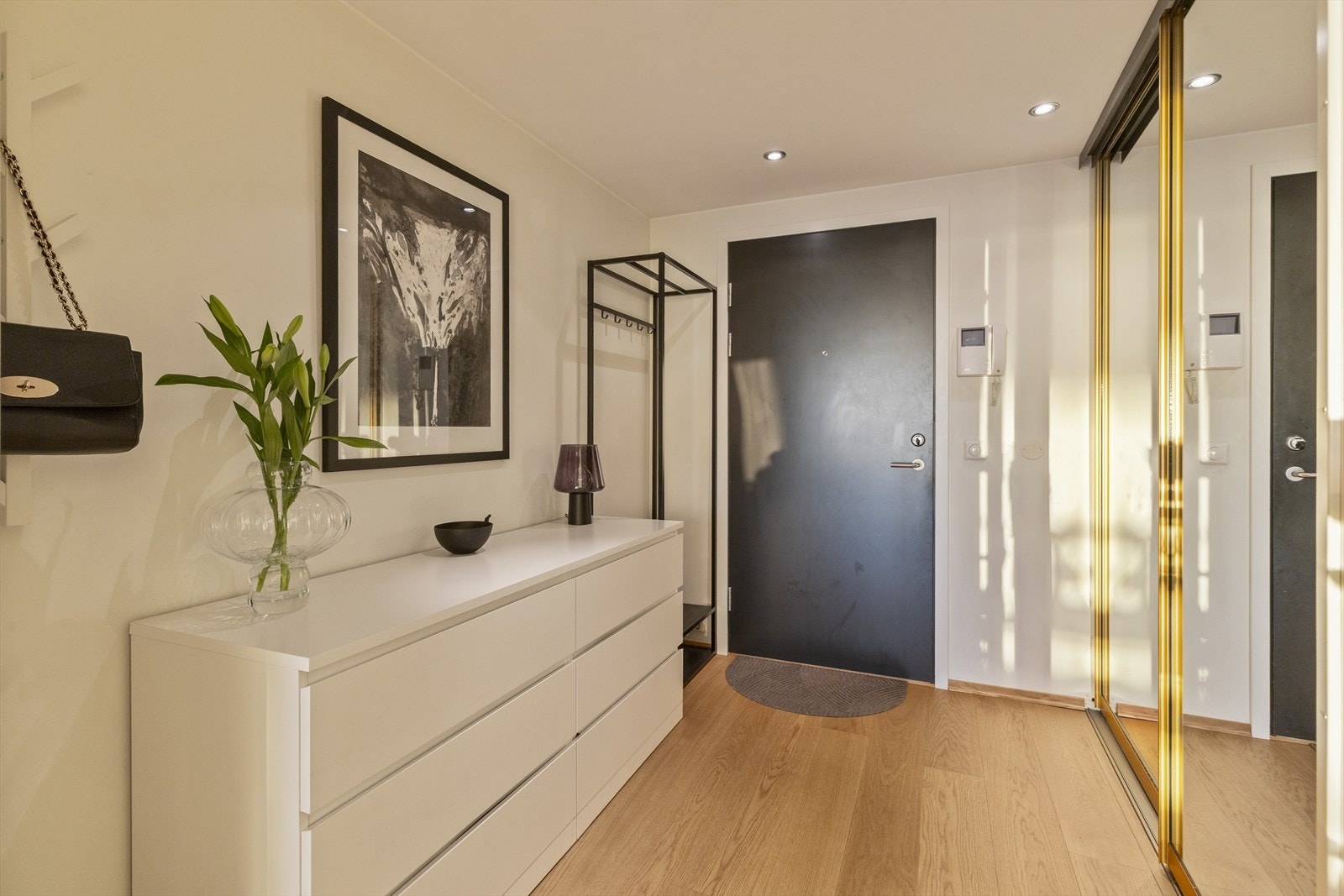 Romslig entré med skyvedørsgarderobe. Galleribilde