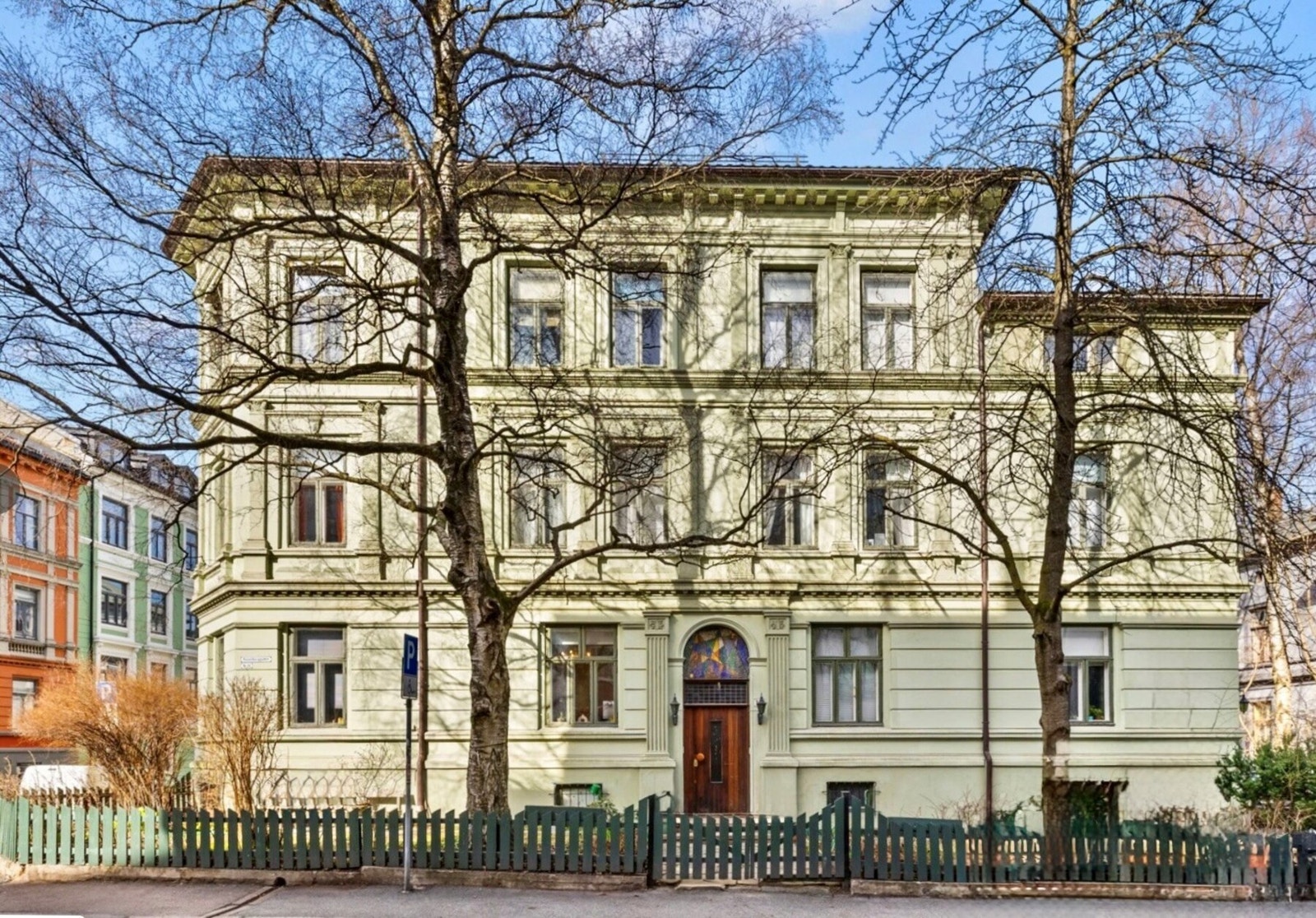 Ærverdig gård fra 1891 i rolig gate. Galleribilde