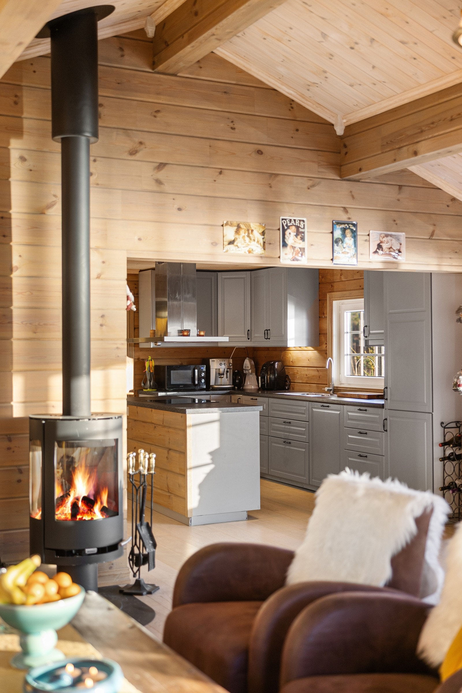 Stuen har vedovn som bidrar til god varme og stemning på kjøligere dager. Galleribilde